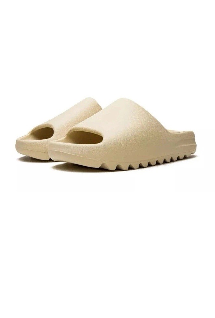 Fashionable Adidas Yeezy slides in the color “Bone”. Comfortable everyday shoe!