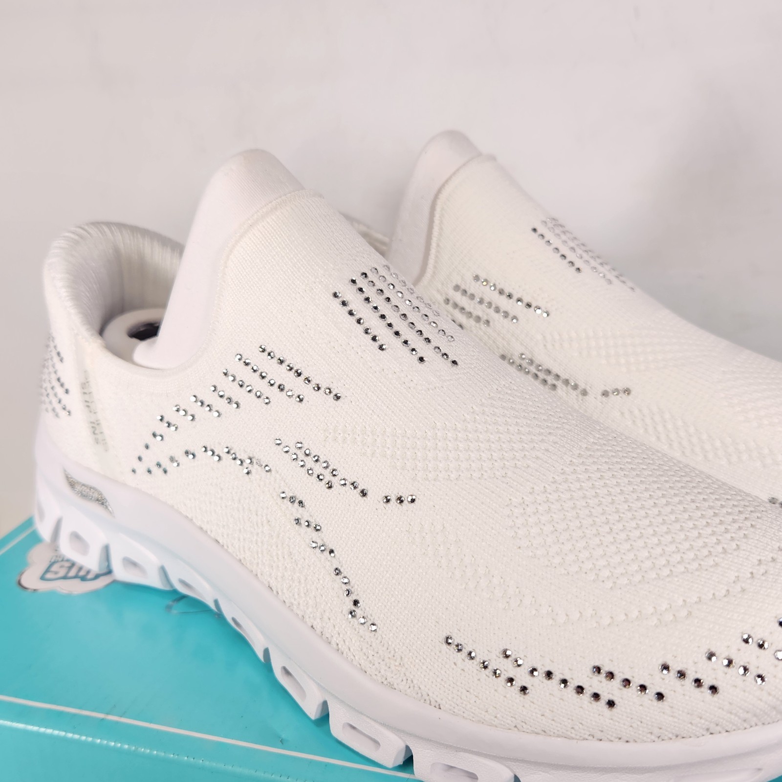 7 WOM – SKECHERS Arch Fit Glide Step Elevate Smoke Show – White Silver Embellish