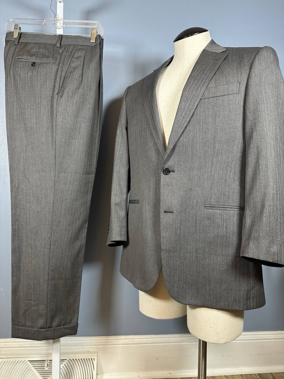Jos A Bank, Mens Suit, 40R 34W/29L, Gray Herringbone, 100% Wool 100% Bemberg