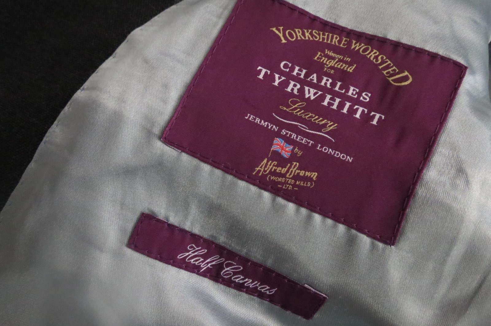 Charles Tyrwhitt Yorkshire Worsted woven in England Halfcanvas slimfit suit 42 R