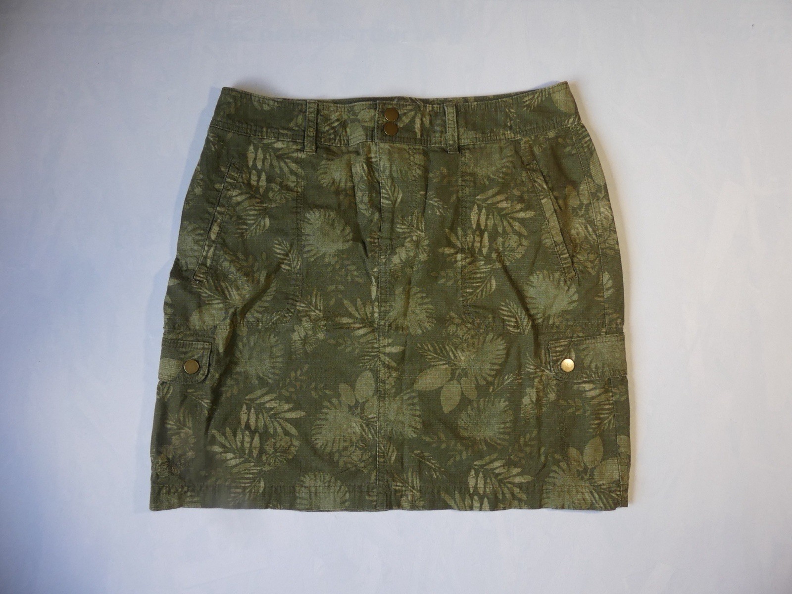 L.L.Bean green cargo skirt with leaf pattern. Size: 6 with pockets and zipper
