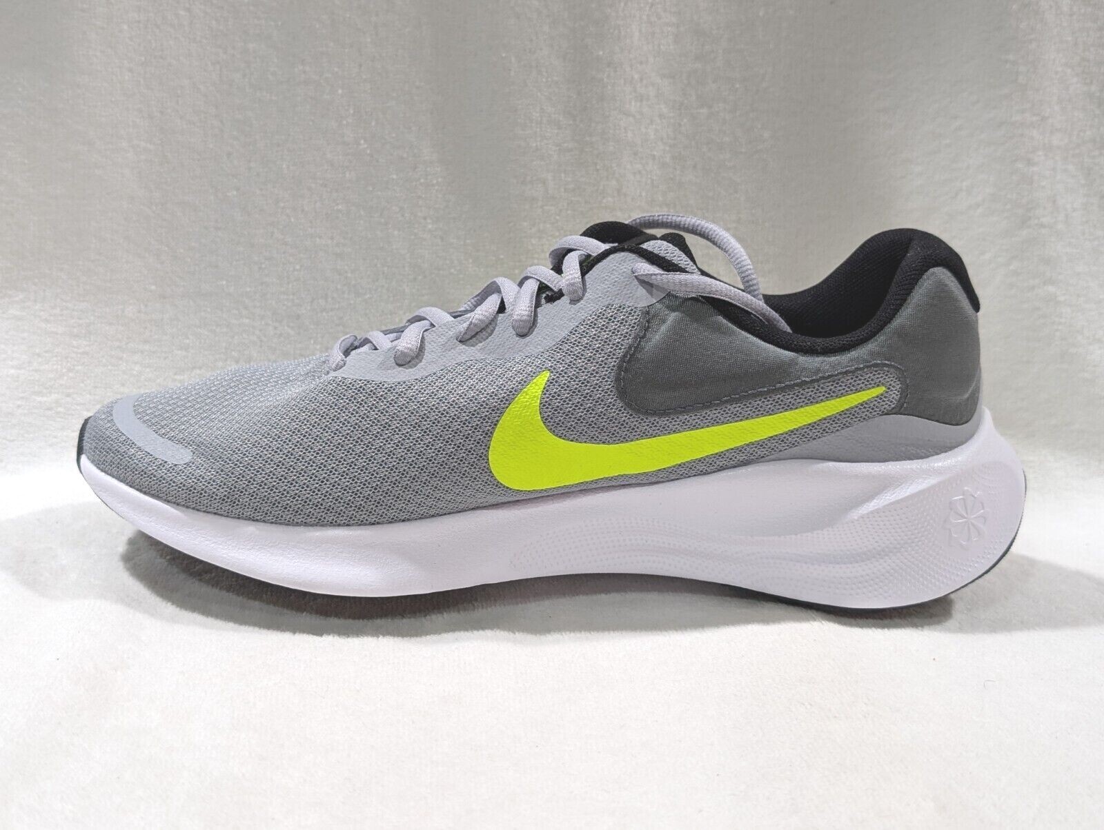 Nike Revolution 7 Wolf Grey/Volt Men’s Running Shoes – Asst Sizes NWB FB2207-002