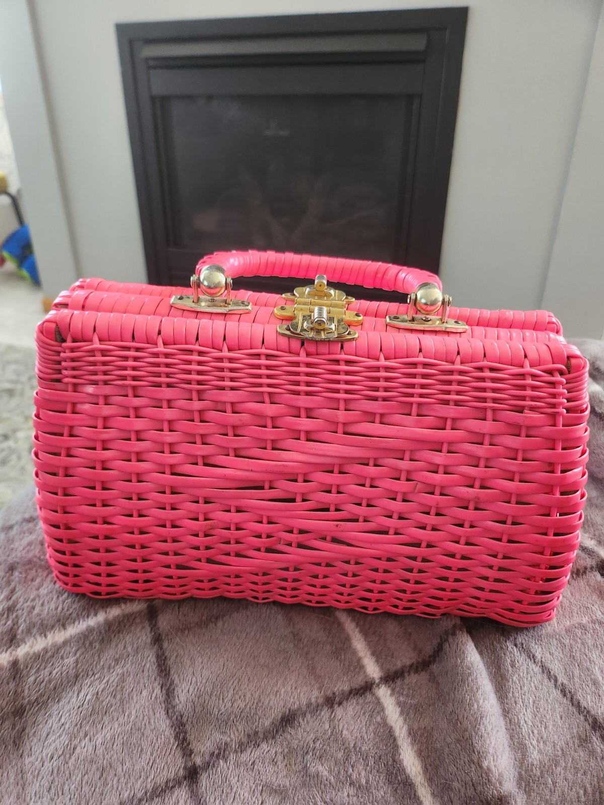 Vintage Women’s Pink Woven Wicker-Style Top Handle Bag Turn Lock Gold Hardware
