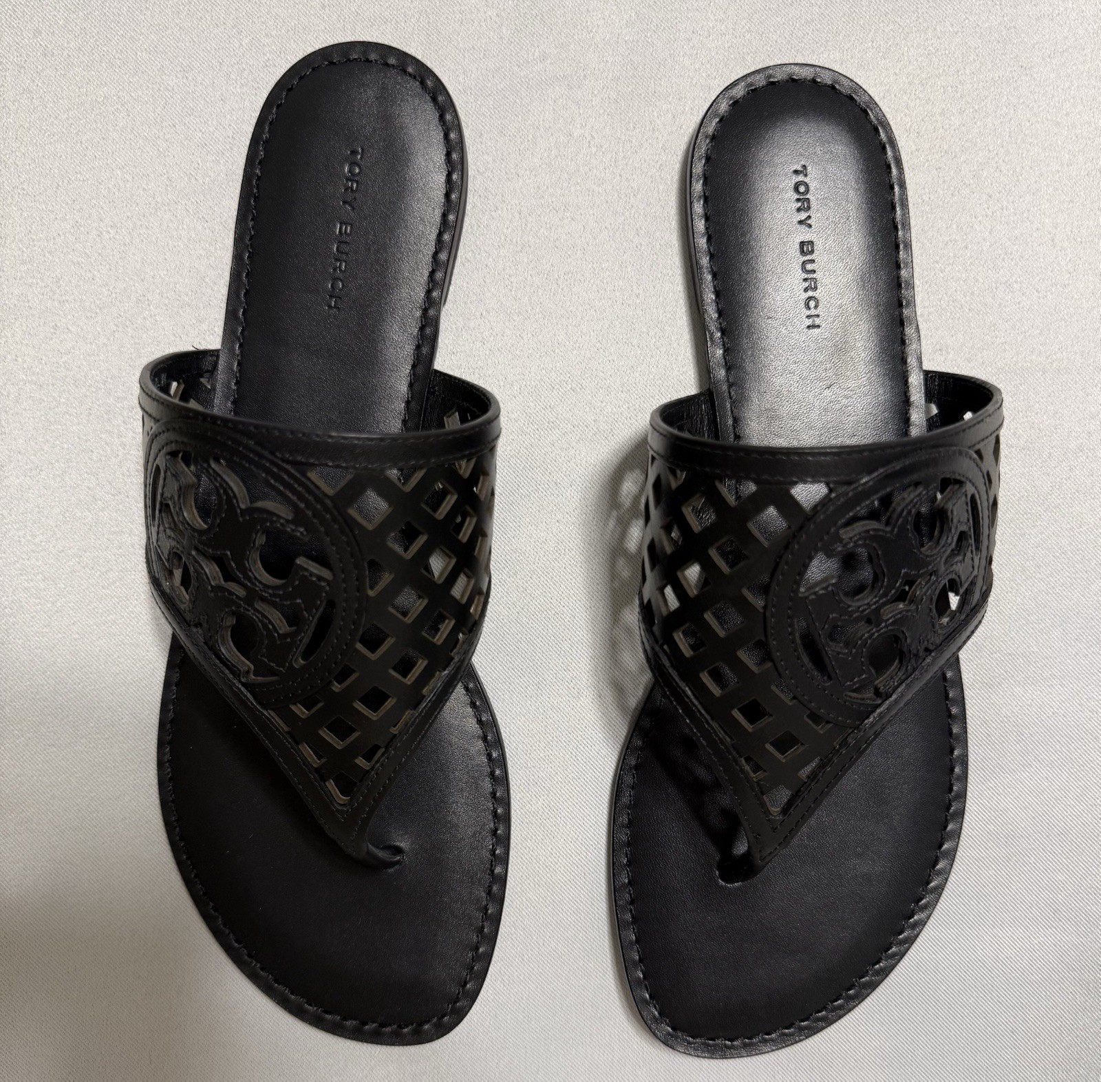 TORY BURCH THATCHED PERFORATED BLACK LEATHER THONG SANDAL . SIZE – 8M