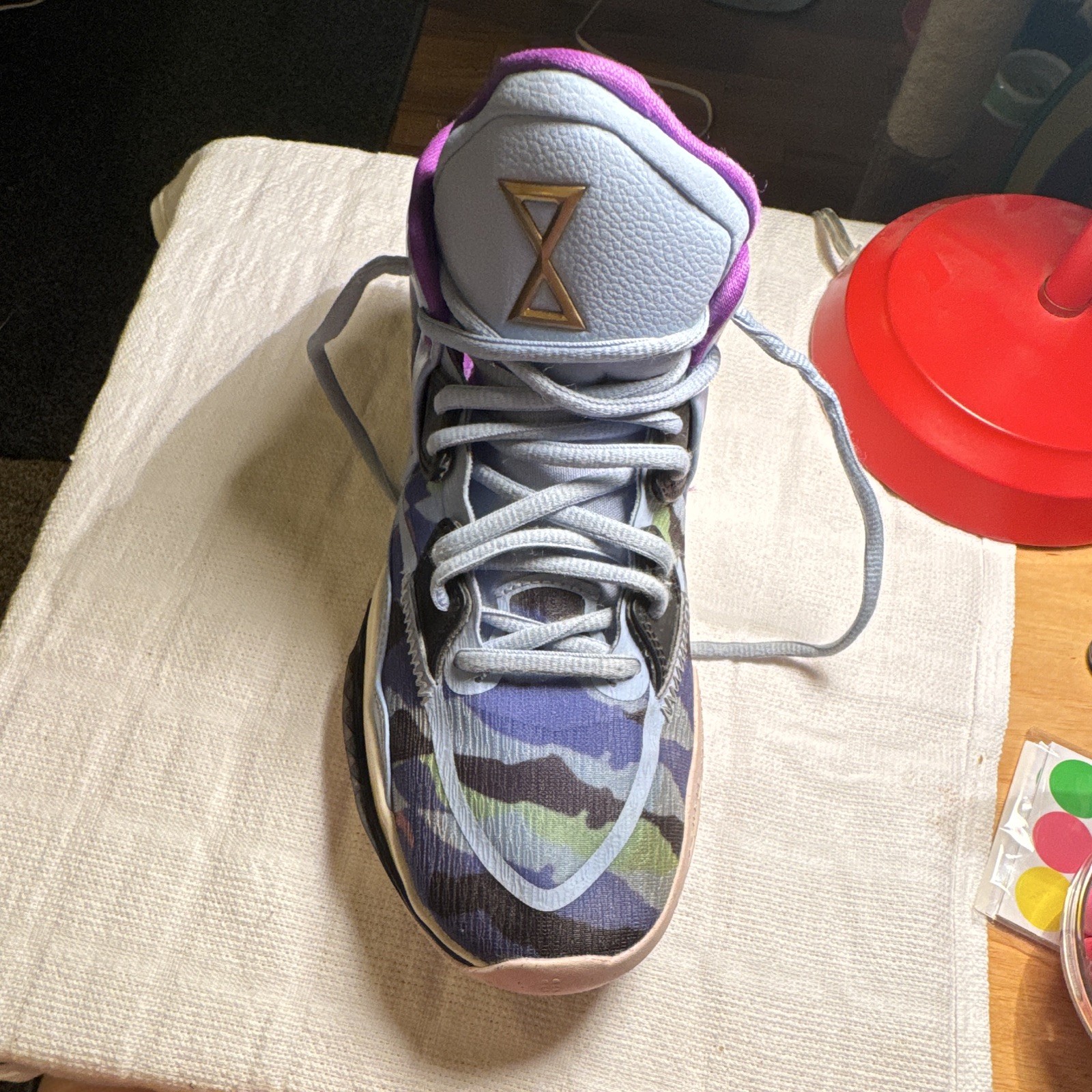Nike Kyrie Irving Men’s Mid Top Basketball Sneakers Purple/Gray Camo DD0334-400
