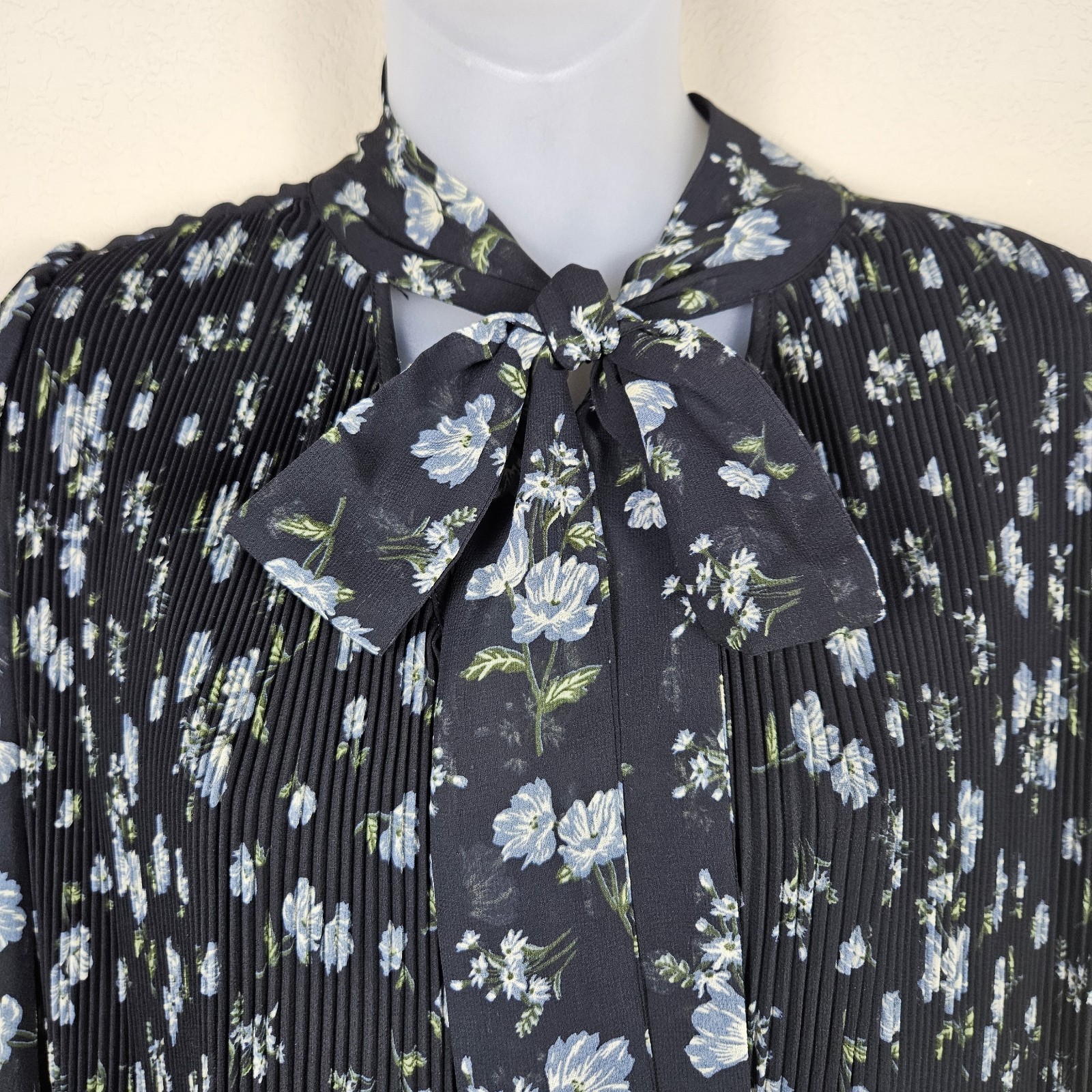 MNG Mango Pleated Floral Blouse Womens 6 Relaxed Necktie Black Cottage Romantic