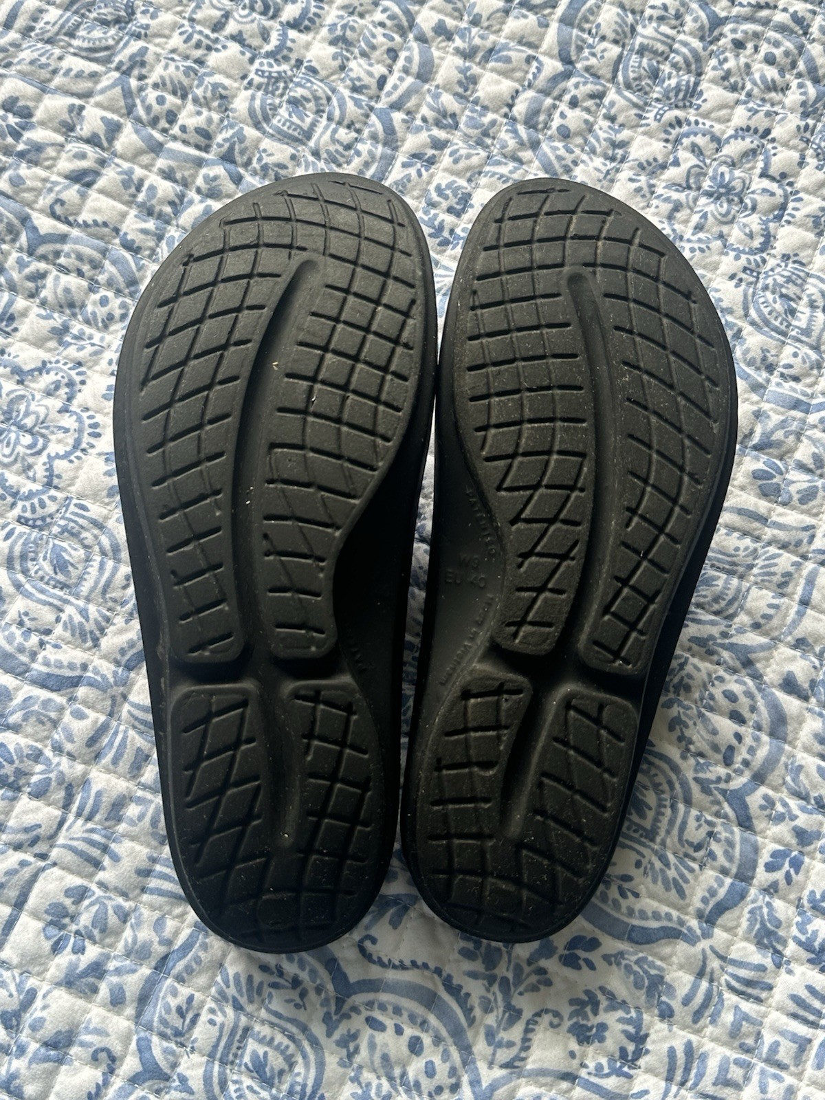 Women’s Luxe Patent Black OOFOS OOlala Thong Flip Flop Recovery Sandal Size 9