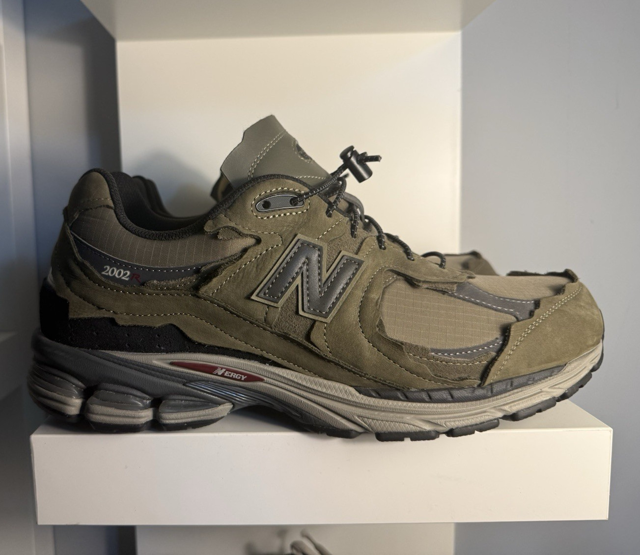 New Balance 2002R Men’s Low Top Green/Black/Gray Lace-Up Athletic Sneakers
