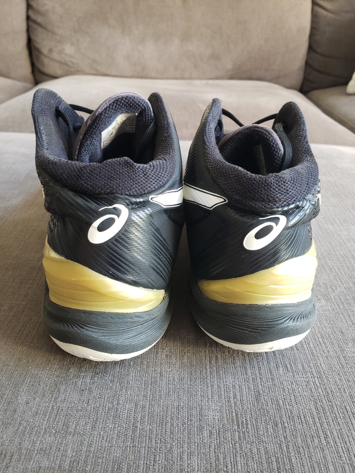 Size 13 – Asics Men’s Sky Elite FF Black Gold Volleyball Shoes Mid Top READ DESC