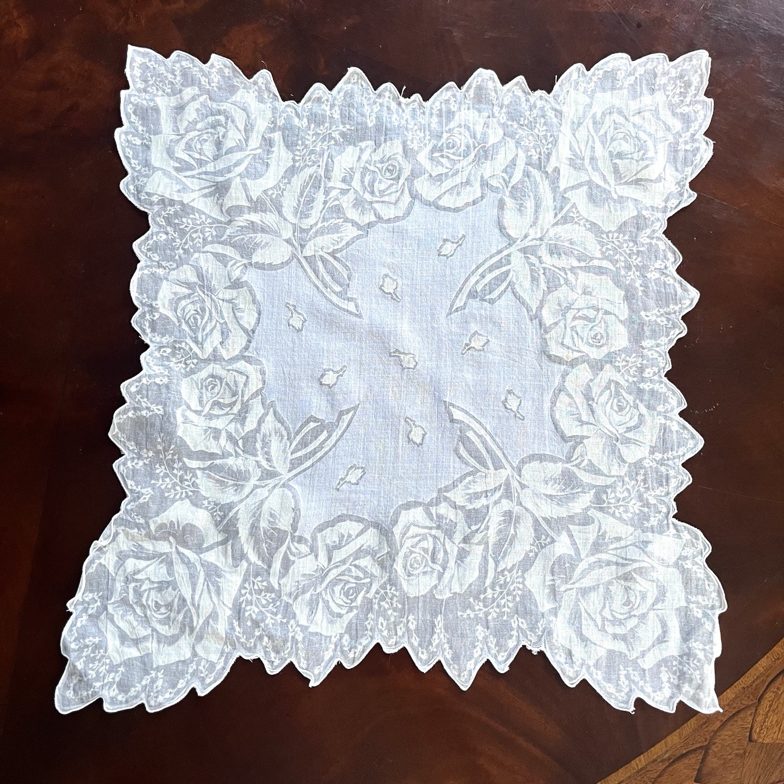 VINTAGE 1950s HANKIE SHADOW WORK WHITE ROSES FLORALS SCALLOPED EDGING 15×16″