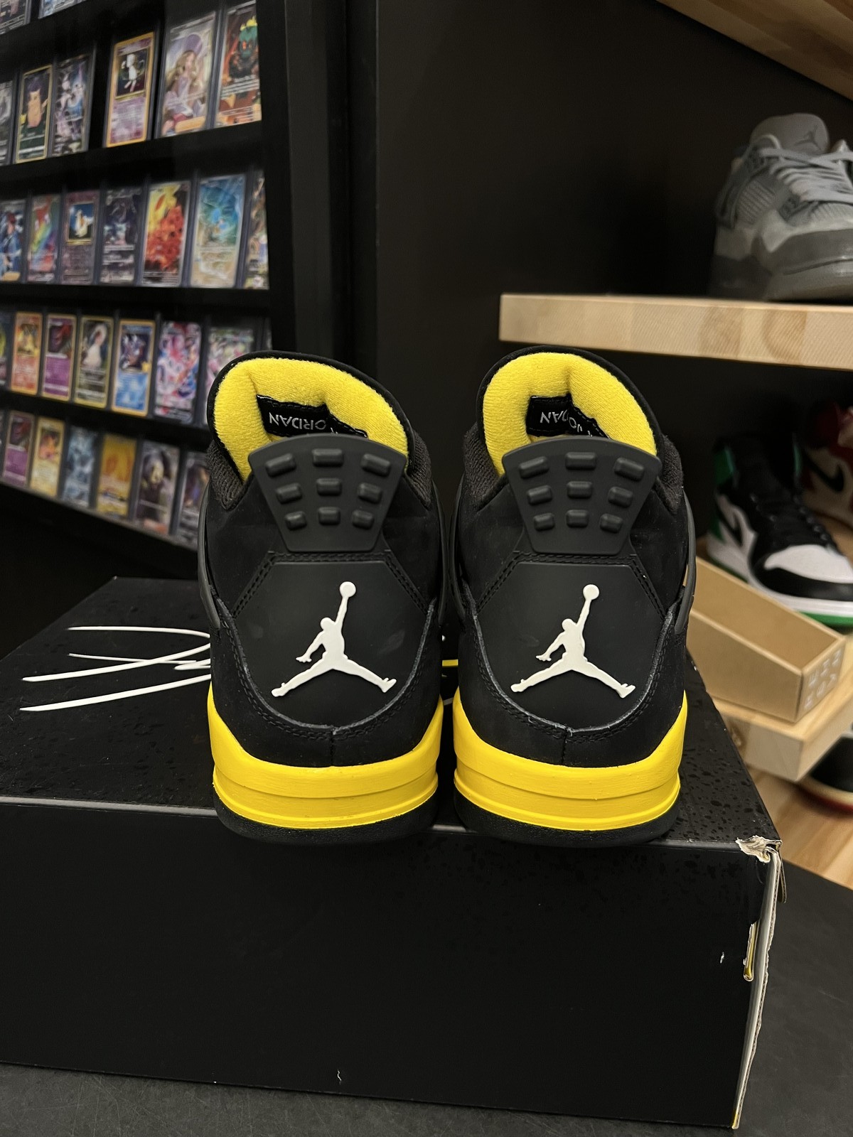 Jordan 4 Retro Thunder (2023) Size 10.5, PREOWNED