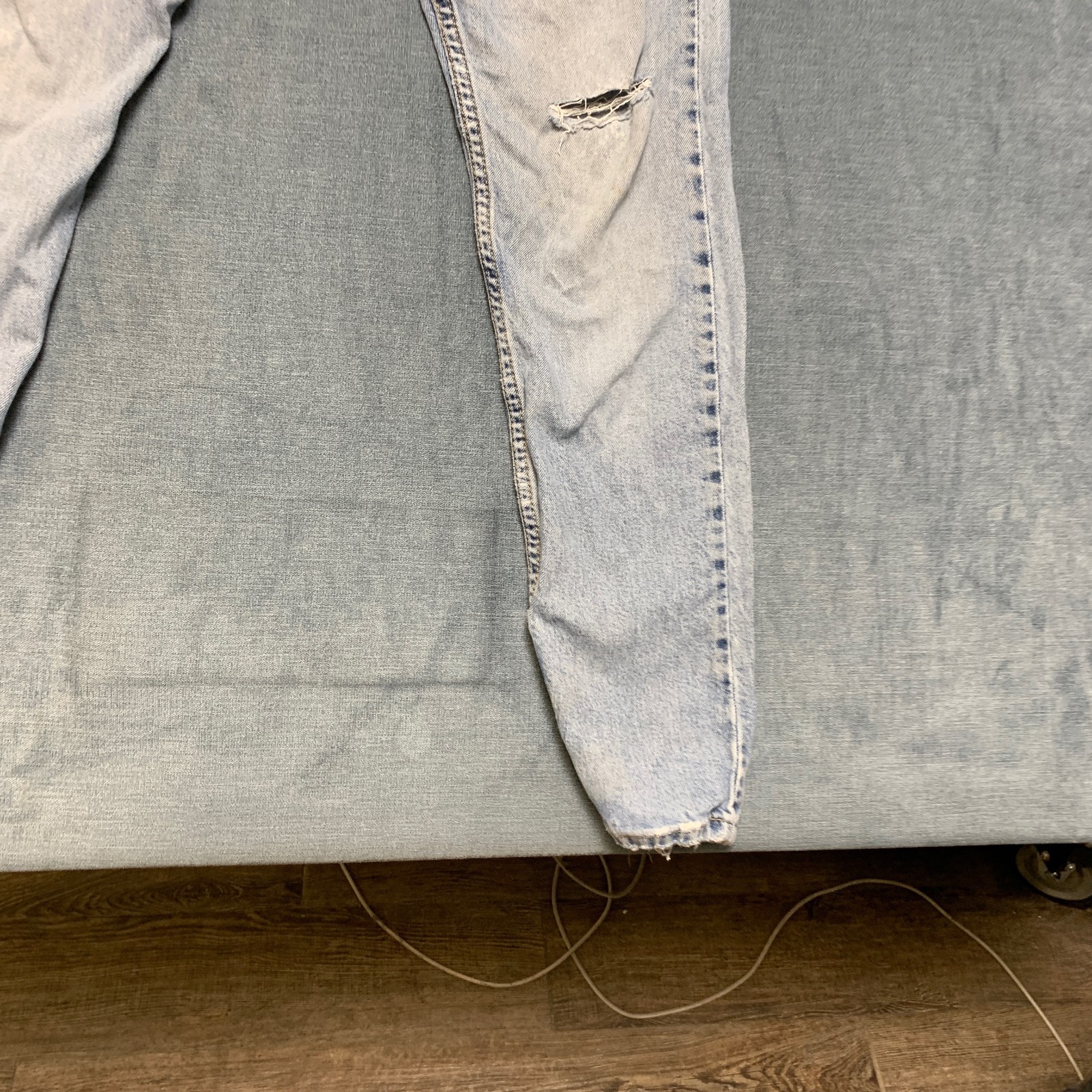 Levi’s 512 Slim Taper Fit Jeans Mens 28×30 Blue Denim Light Wash Distressed
