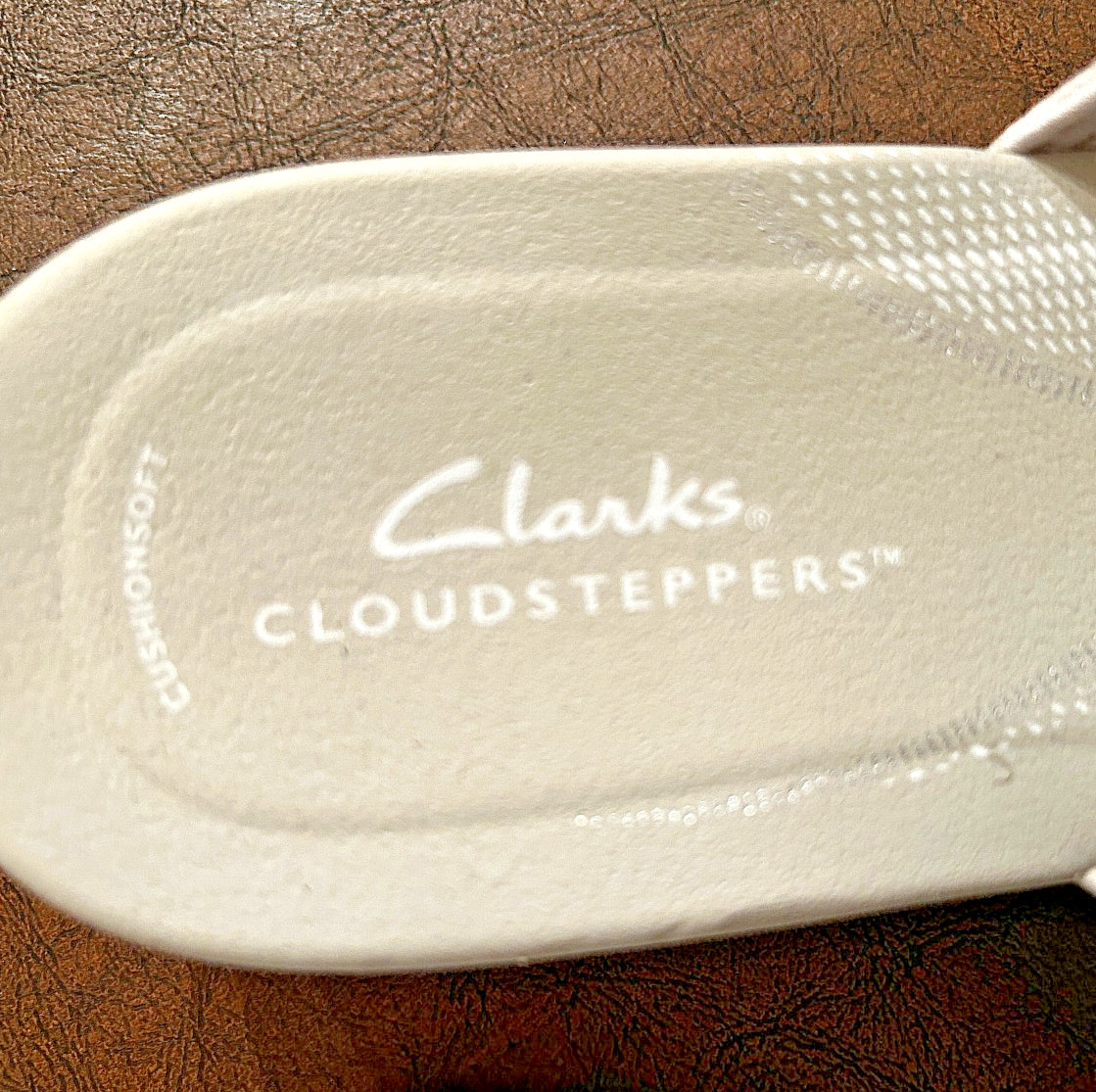 Clarks Cloudsteppers Women’s Slide Sandals, BreezeRae Mia, Off-White, 8.5 M, NEW