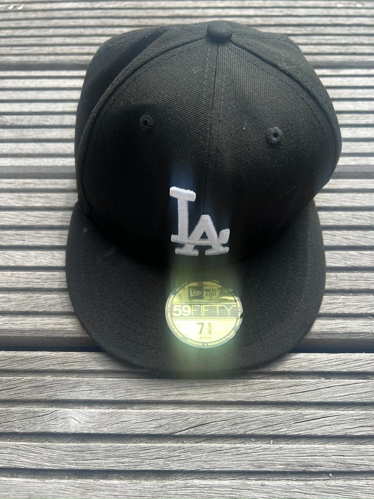 This New Era Los Angeles Dodgers 59FIFTY fitted cap features a black crown and a