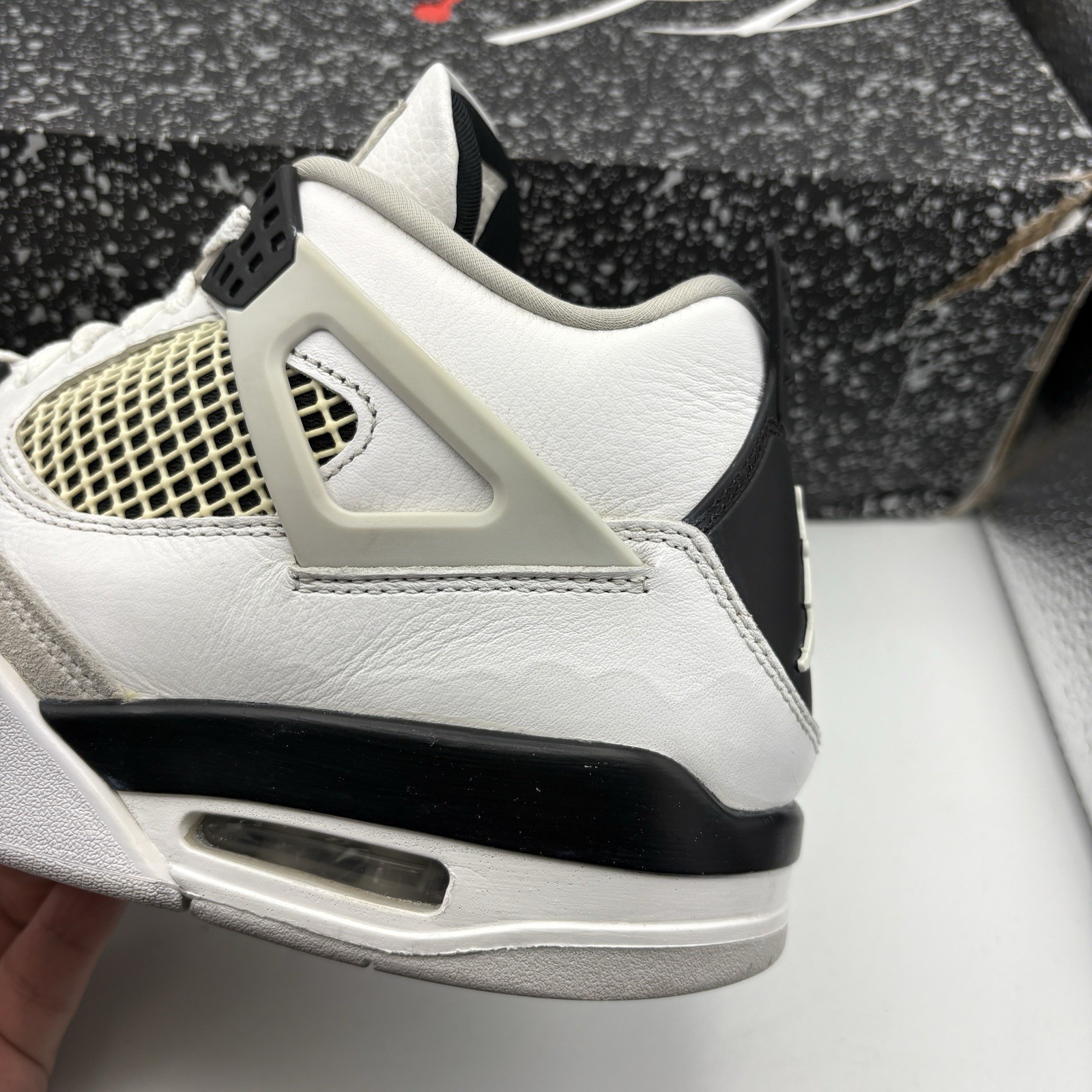 Jordan 4 Retro Military Black Size 9.5 Pre-Owned DH6927-111 White Grey
