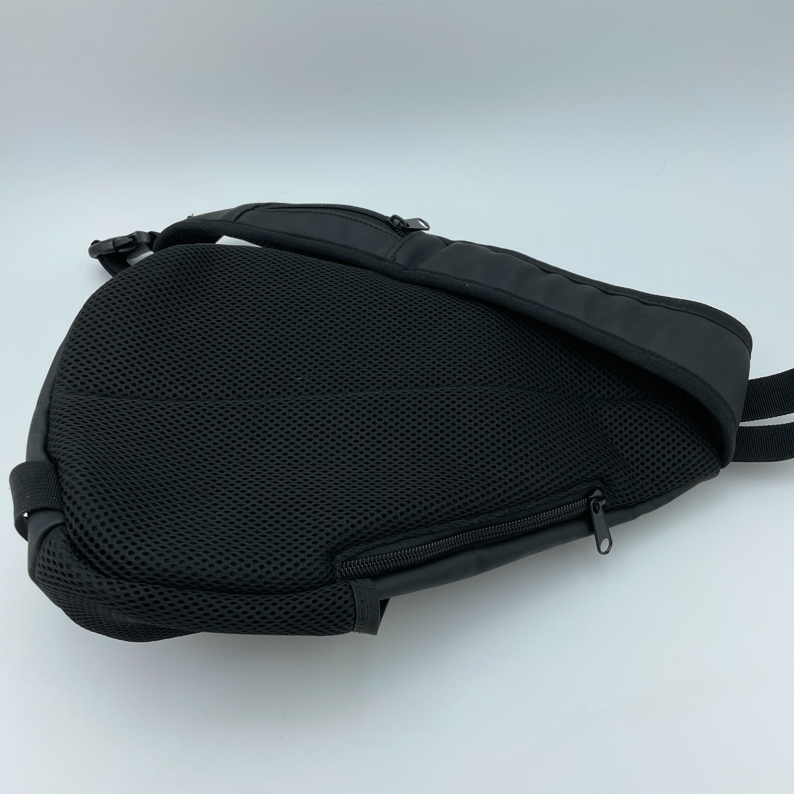 DUCHAMP Sling Backpack Crossbody Bag Black Water Resistant Zippered 13.5in