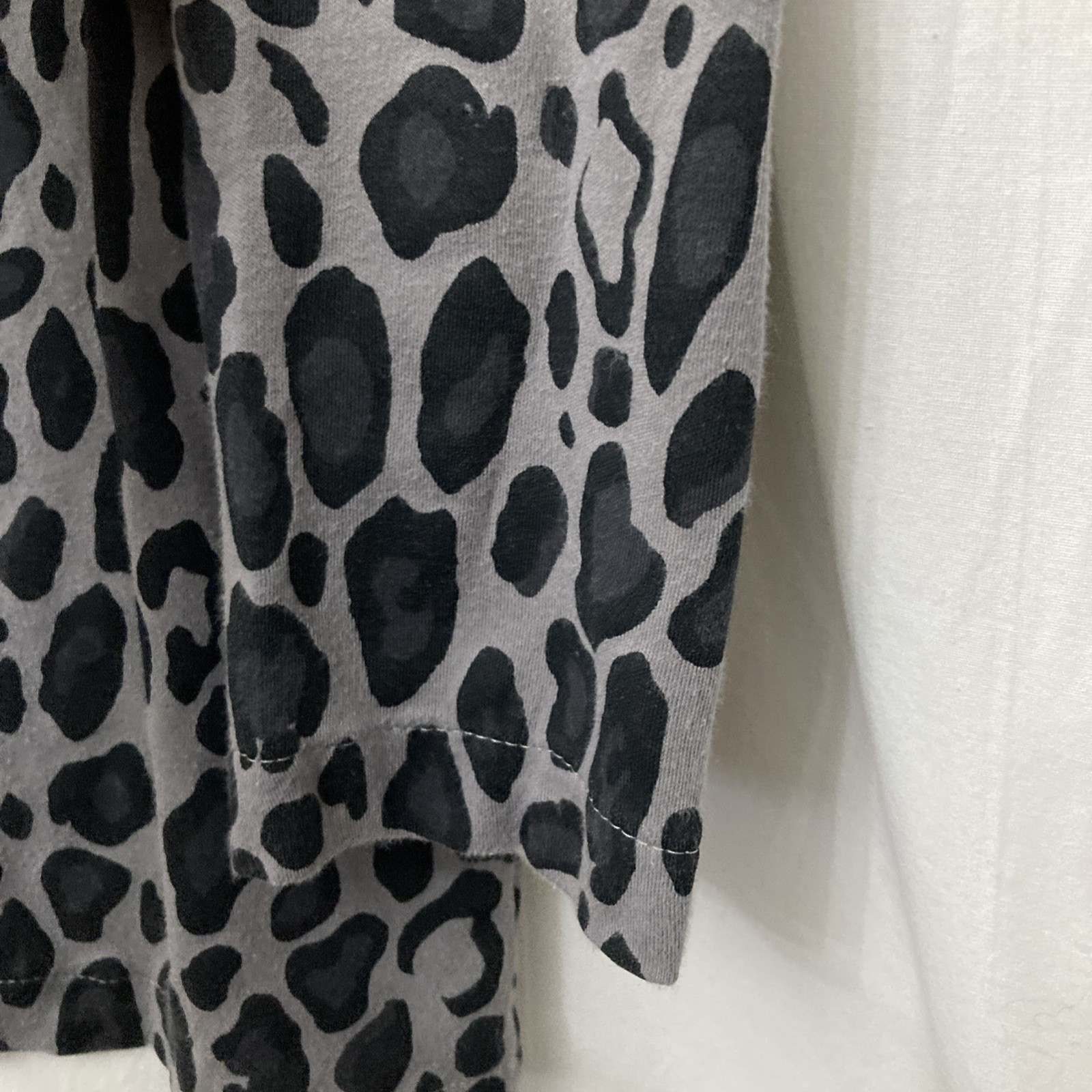 Chico’s Black & Gray Long Sleeve V-Neck Leopard Print Top – SZ 3 (XL)
