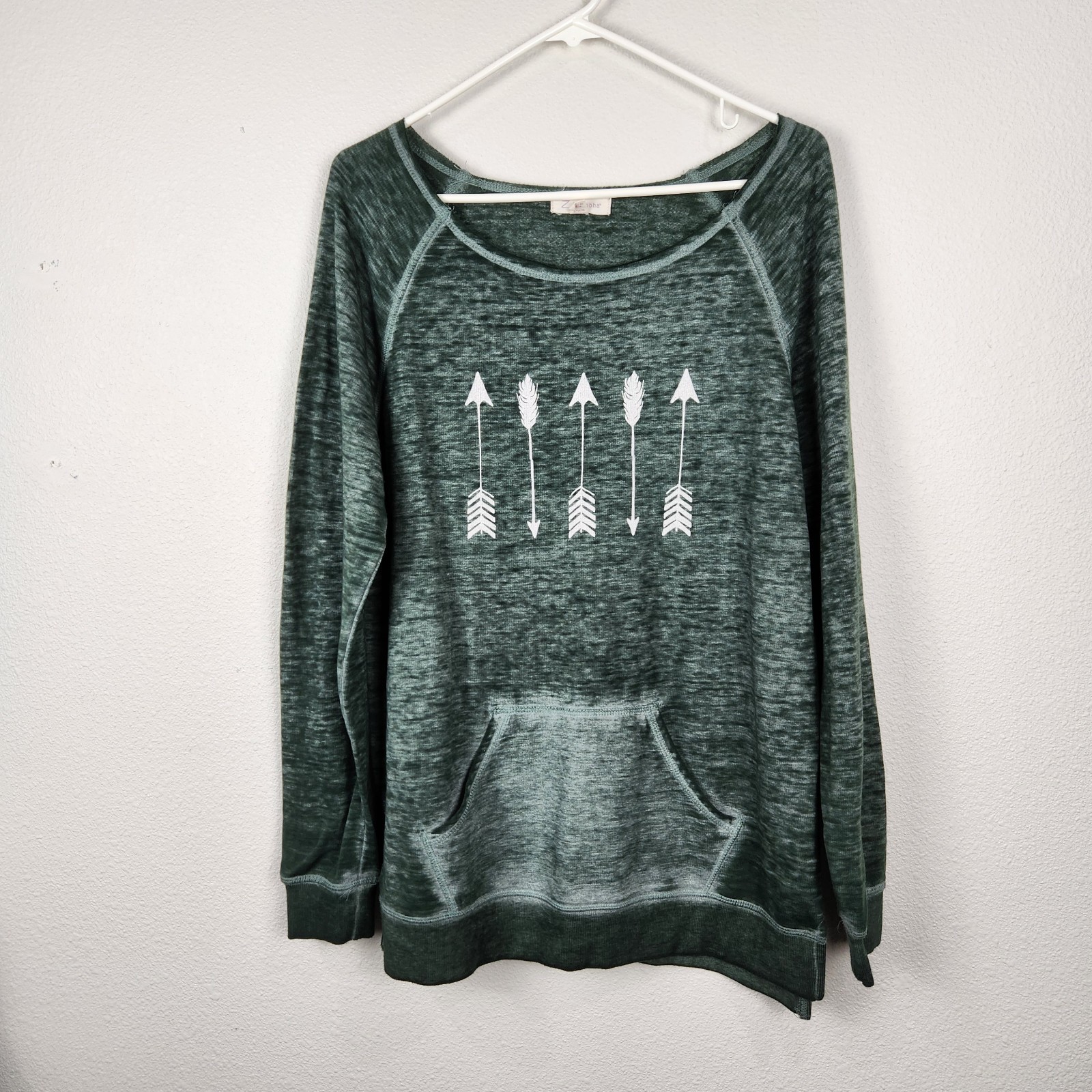 Z by Zobha Sweatshirt Womens Size Large Green Tribal Arrows Pouch Pocket Lighter