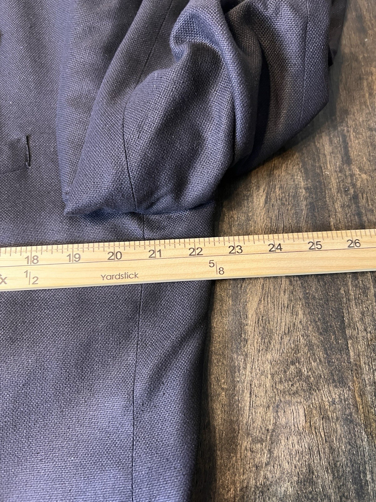 Oscar de la Renta Mens 100% Silk Black Blazer, Made In Columbia. Size 44L