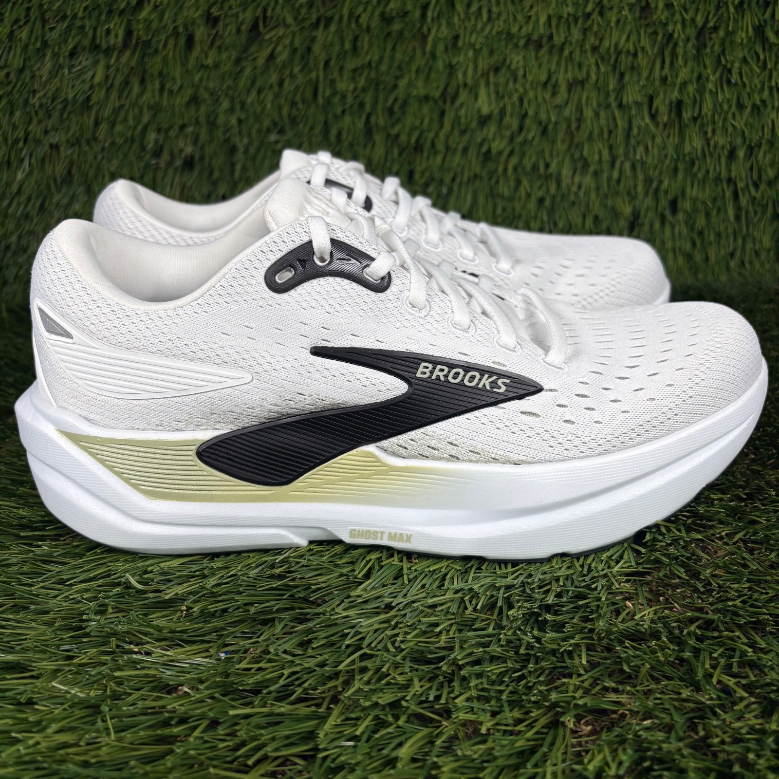 Brooks Ghost Max 3 Men’s size 8 Medium / D Running Shoe White Black Walk Sneaker
