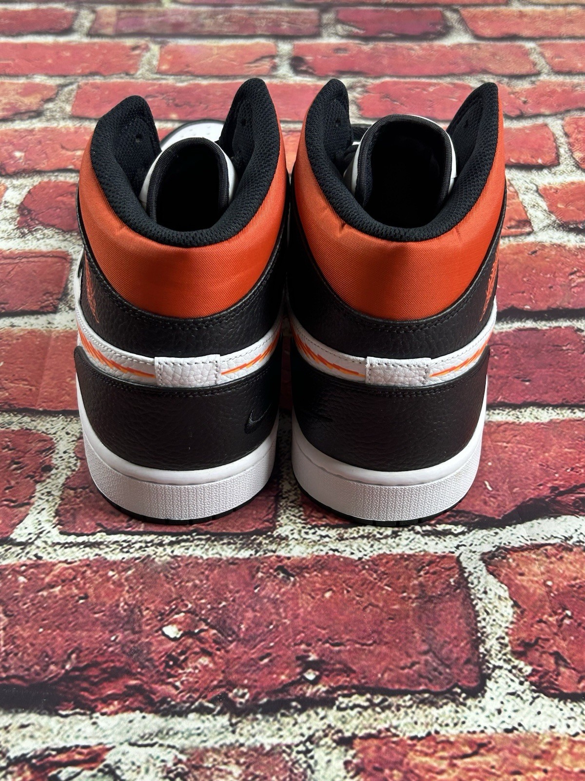 NEW Nike Air Jordan 1 Mid Zig Zag Swoosh Team Orange DN4929-100 Men’s Size 9.5