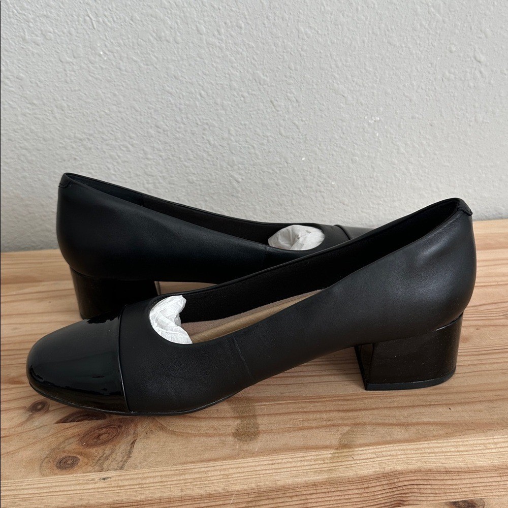 Clarks Marilyn Sara Womens Cap Closed Toe Flat Heel Pumps, Blk Sz 8M a1793