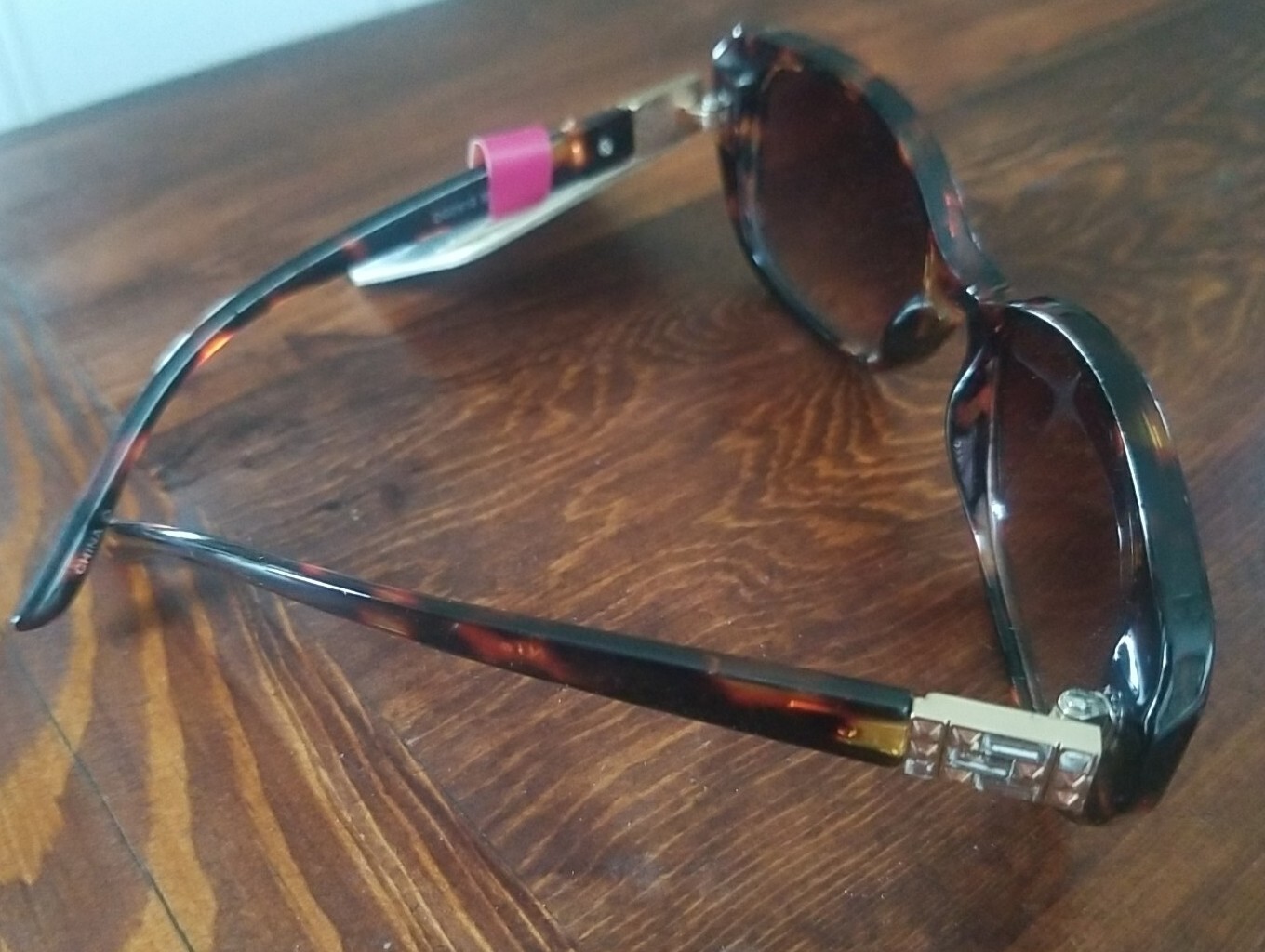 Foster Grant “Maren” Designer Style Sunglasses Tortoise Frames Amber Lenses