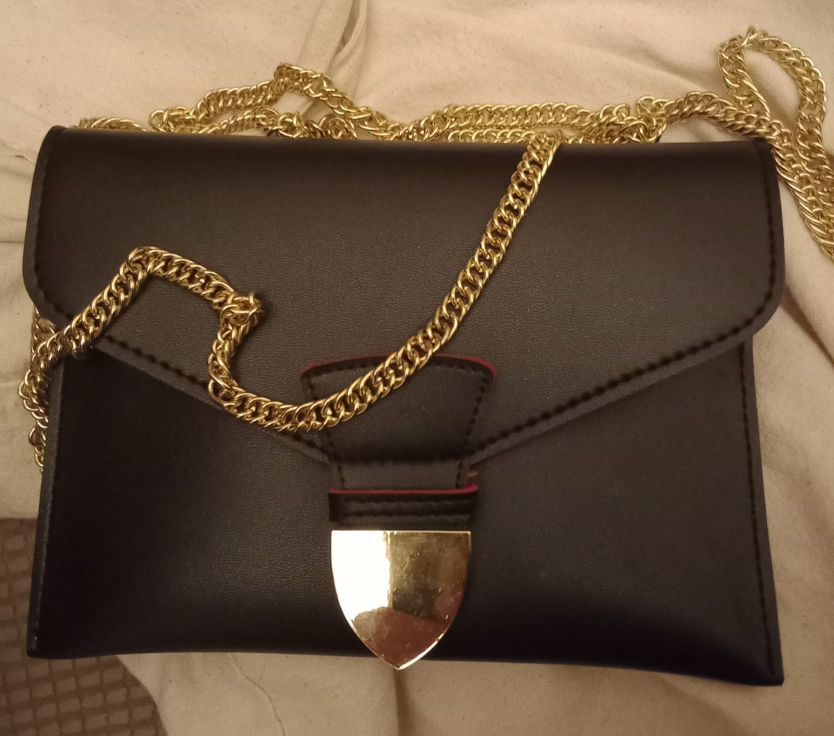 Steve Madden Small Black Crossbody Chain Bag Metal Gold Tone Magnetic Buckle EUC