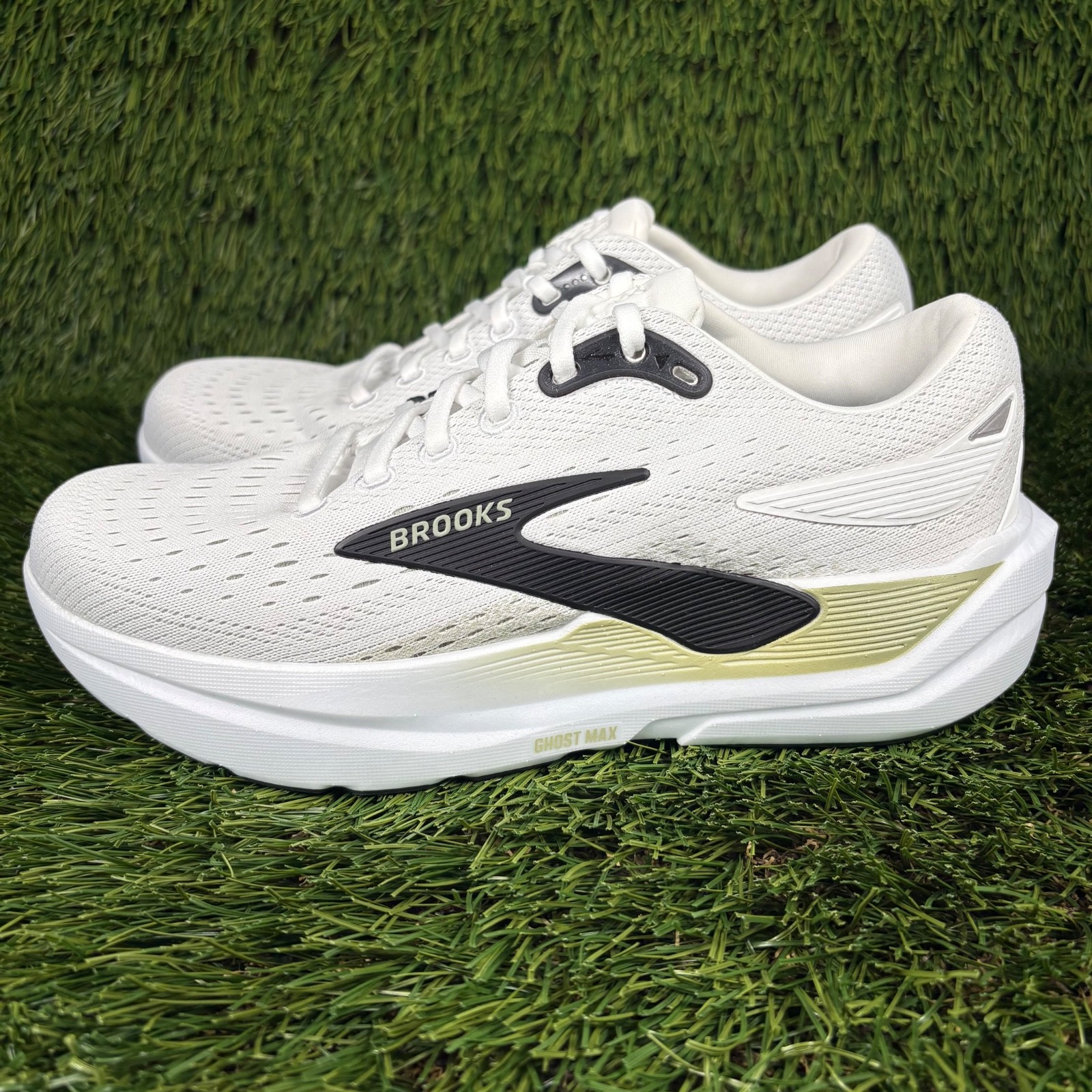 Brooks Ghost Max 3 Men’s size 8 Medium / D Running Shoe White Black Walk Sneaker