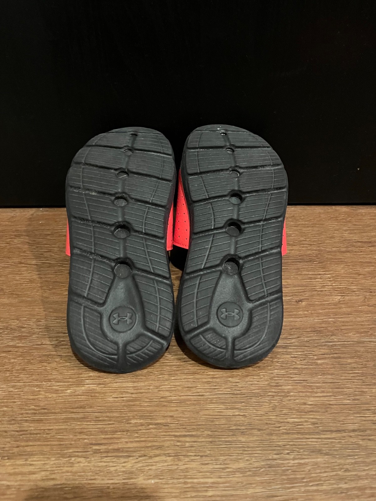 Under Armour UA Ignite Pro Boys Slides new (only tried on) US size 1Y Red/Black