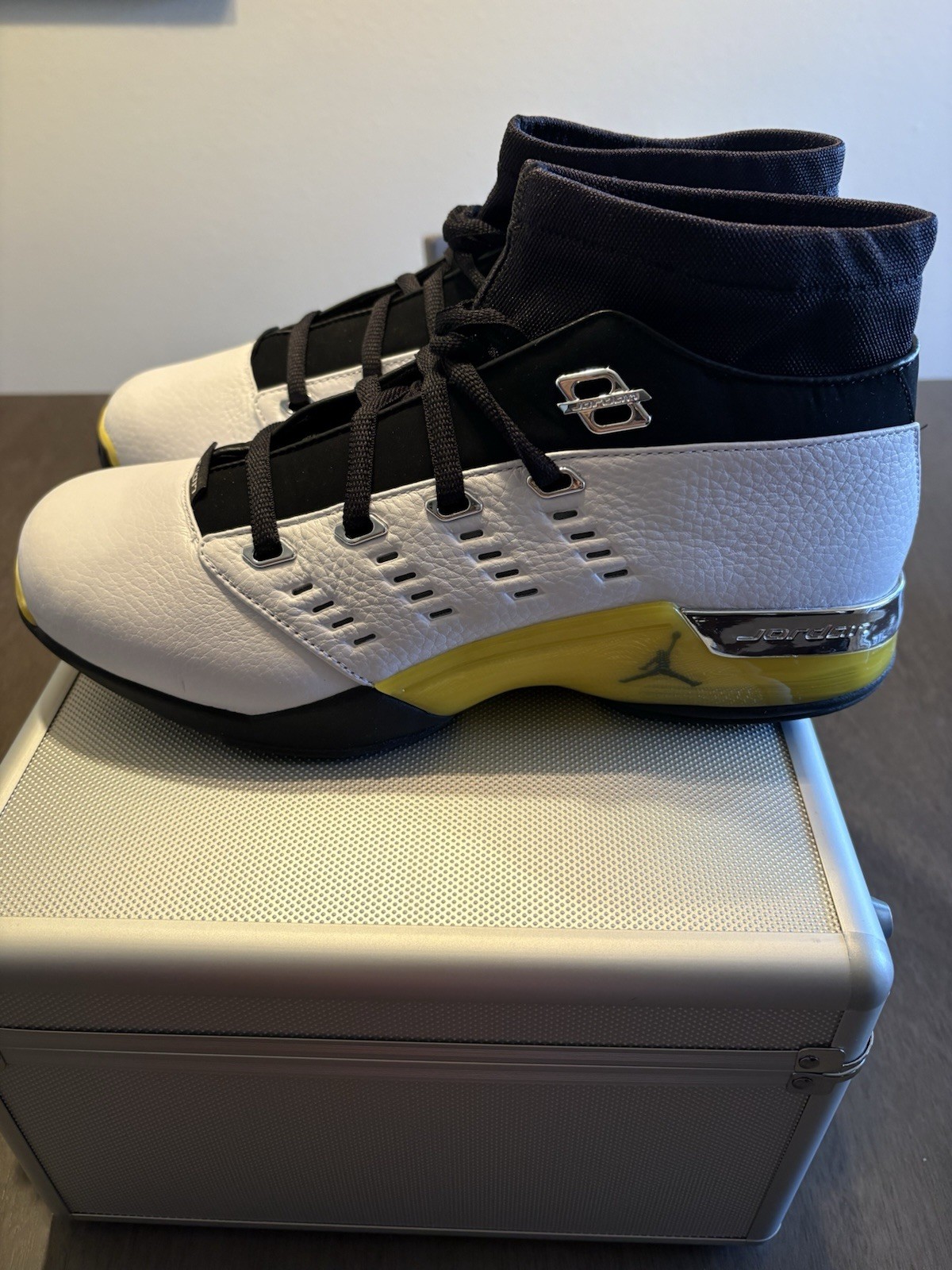 Air Jordan 17 Retro “LIGHTNING” 2024 – Size 10.5