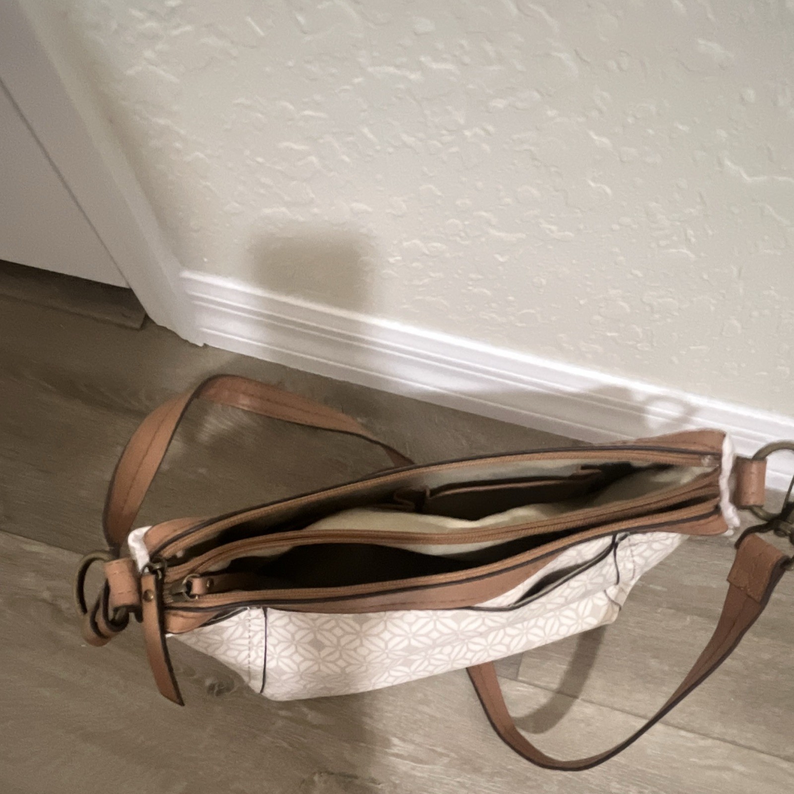 Baggallini Geometric Beige/Brown Crossbody Bag Zip Closure w/ Pouch