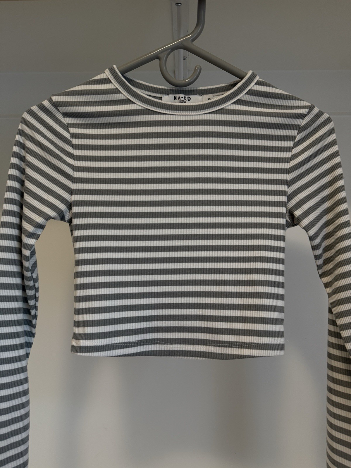 NA-KD Women’s Gray White Striped Ribbed Knit Crew Neck Cropped T-Shirt, XS