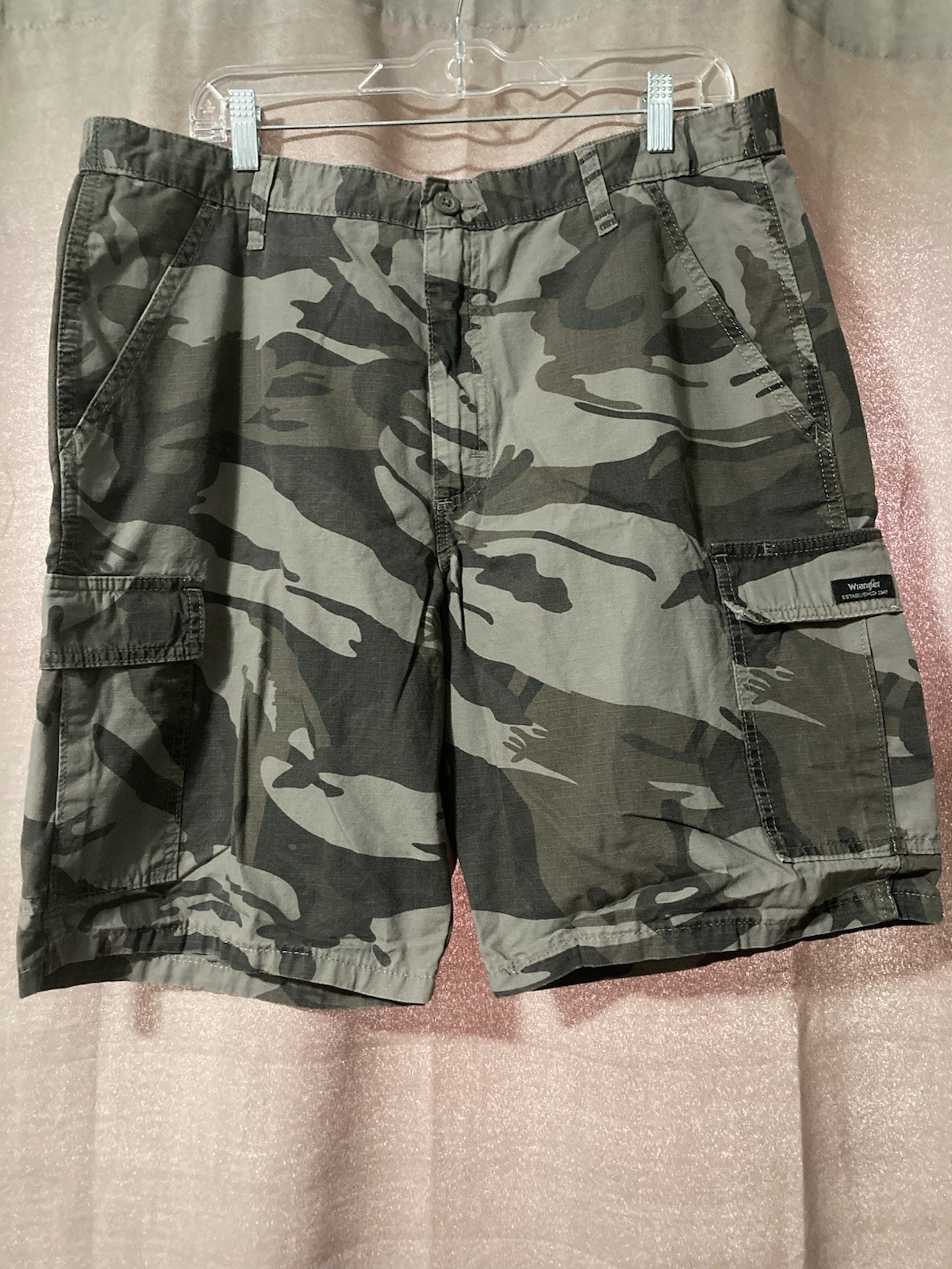 Wrangler Men’s Gray/Black Camo Cargo Shorts Cotton Canvas 10″ Inseam 1060FTW1V