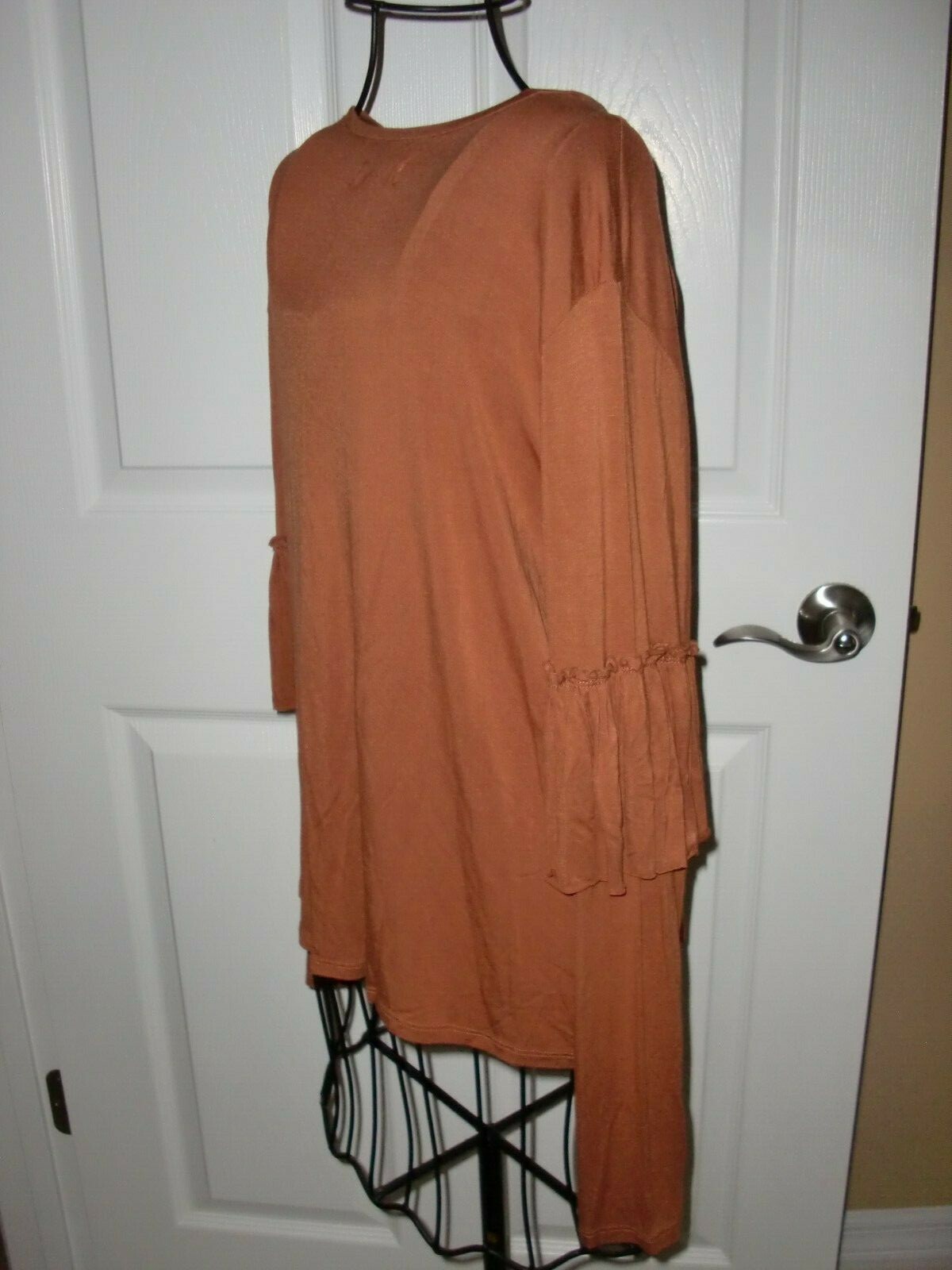 JUNIOR’S~TUCKER+TATE~95%VISCOSE/5%SPANDEX~RUFFLED LONG SLEEVE~TOP Size XL(14-16)