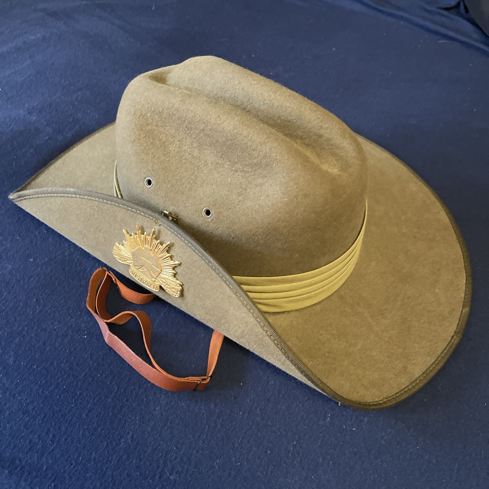 Excellent AKUBRA Pure Fur Felt SLOUCH HAT w/Australia Metal Badge Military sz 56