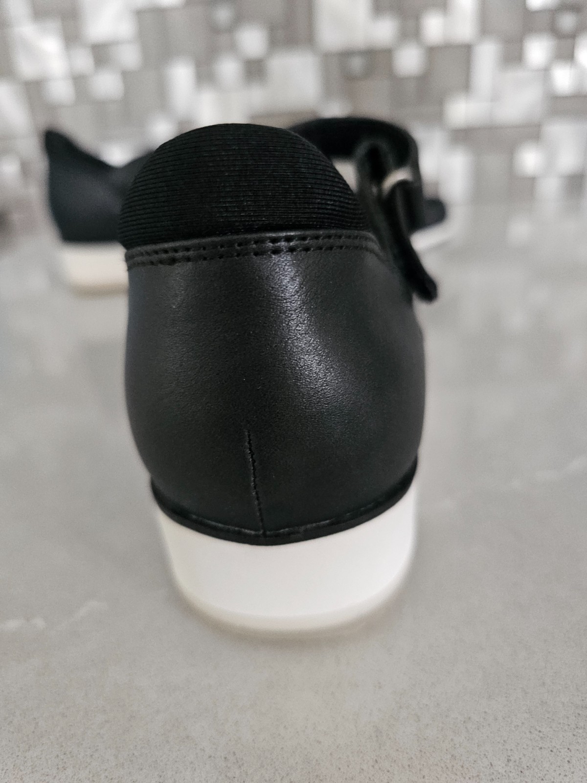 Womens baretraps size 8 black new in box