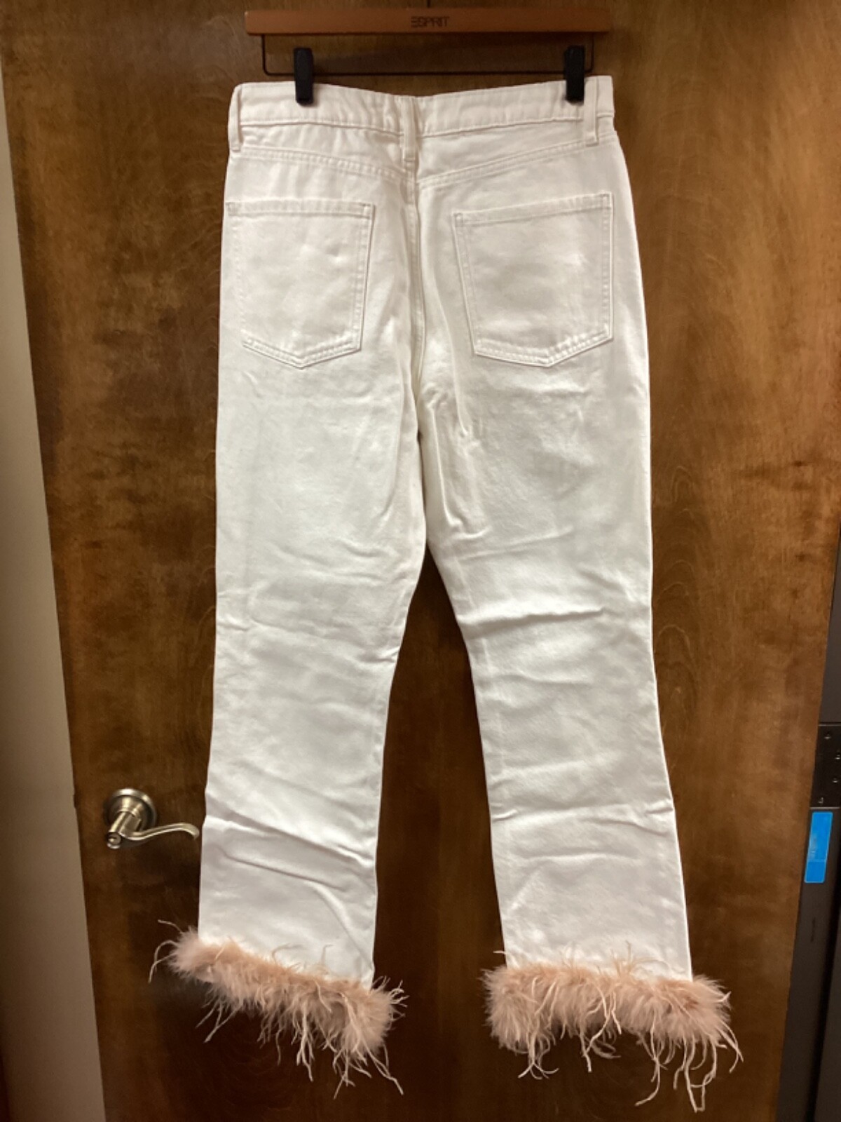 Women NWT “Gianni Bini” white zip up jeans w/ feathers at bottom. Size 30