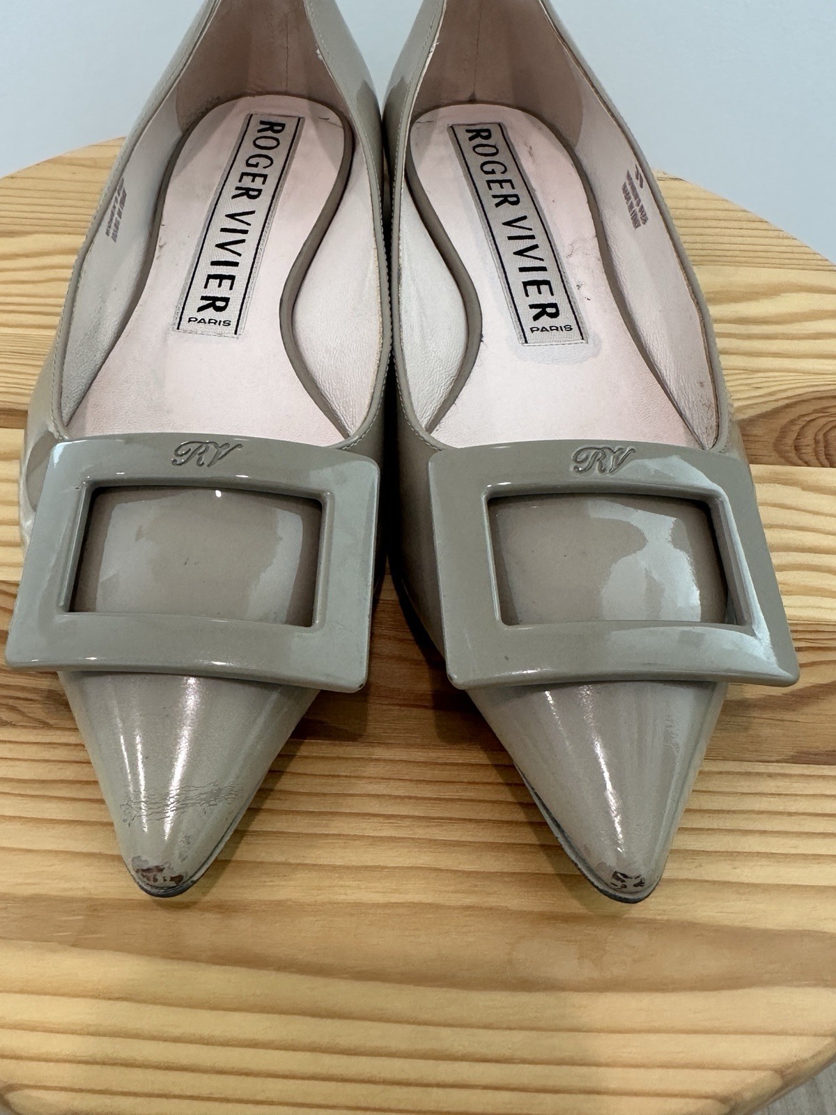 Roger Vivier Gommettine Leather Flats Beige 38 w/ Box, Dust Bag