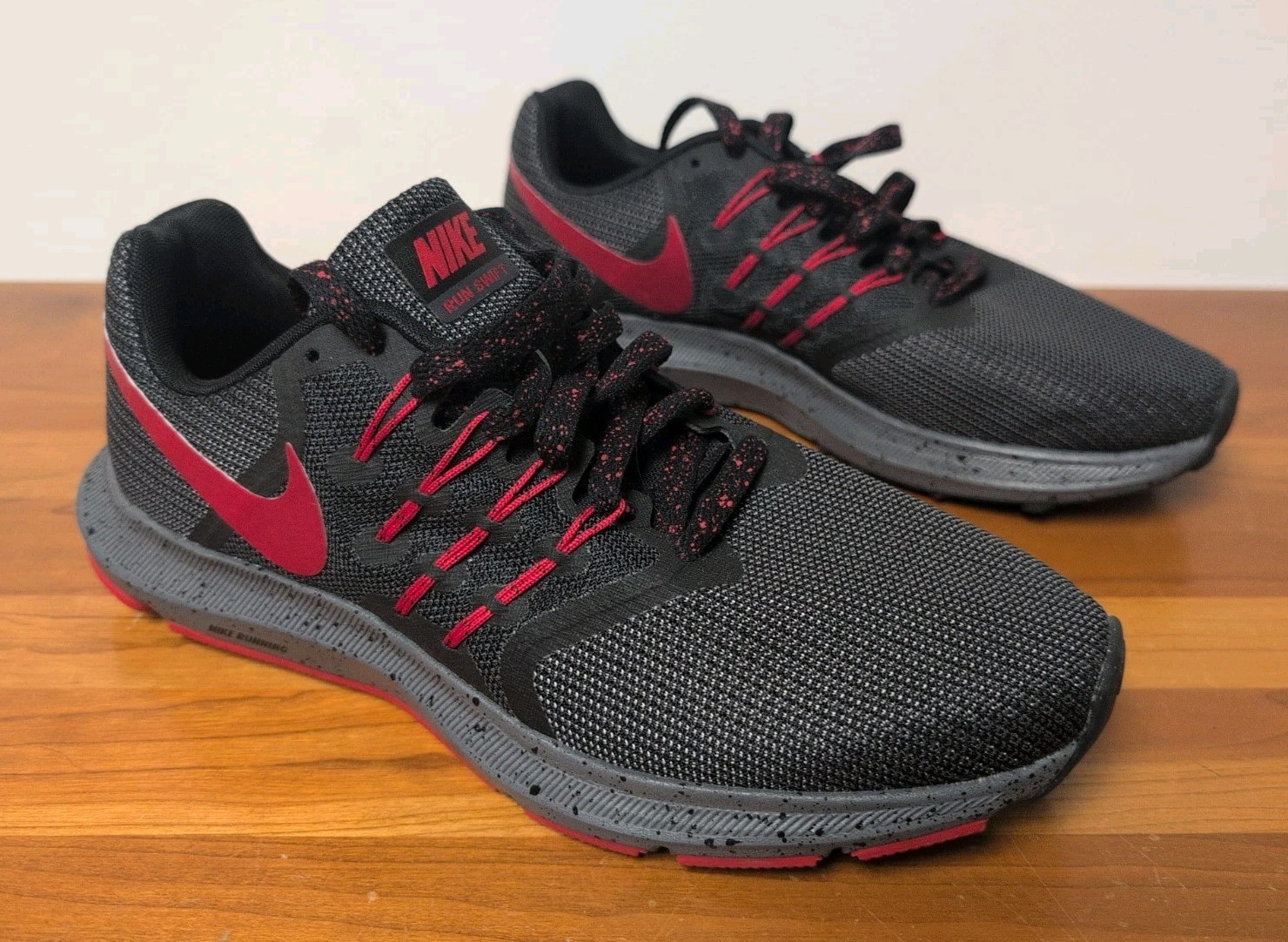 Nike Run Swift AR1945 001 Black Red Speckled Laces Size Men 8 Women 9.5