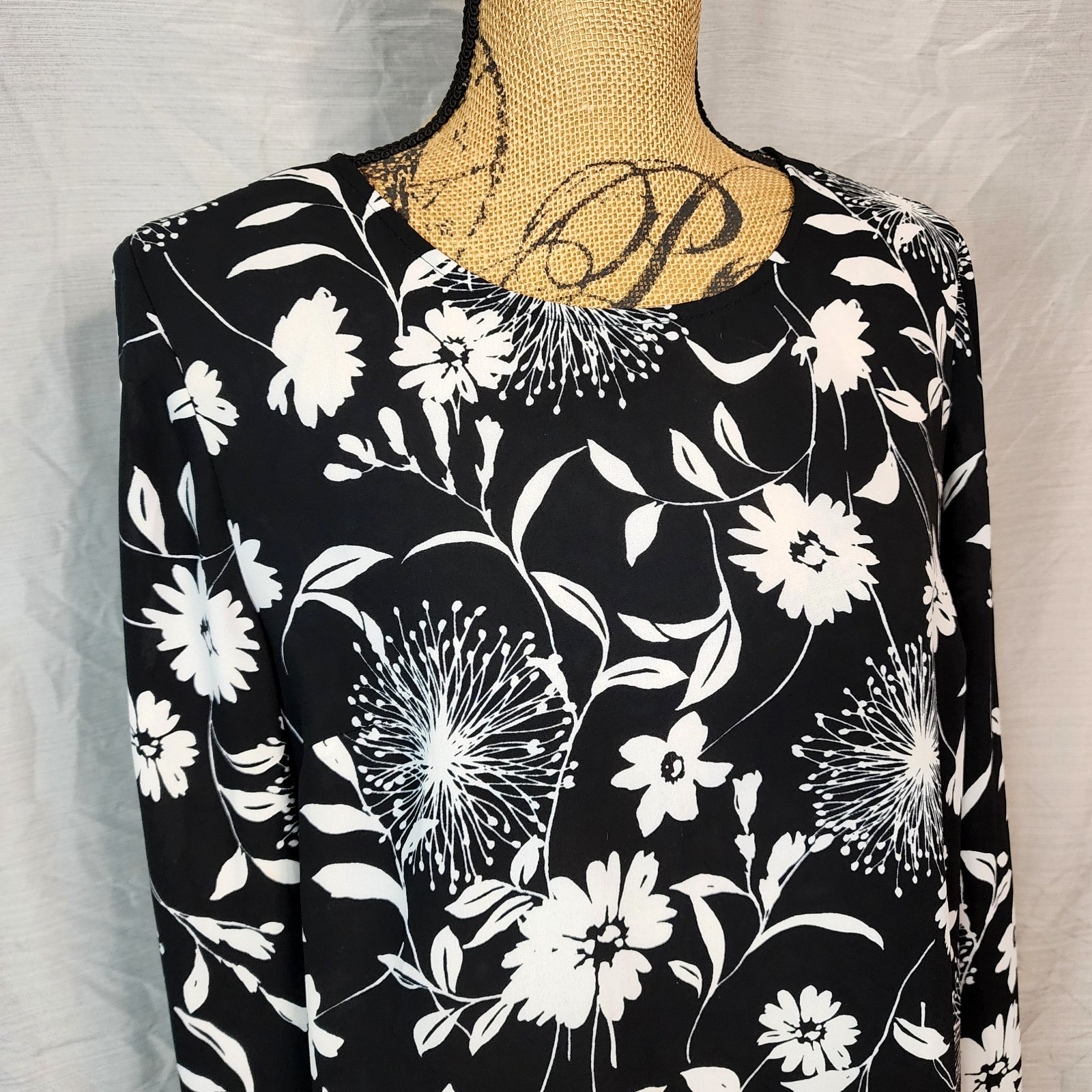 VINCE CAMUTO Size Medium Black White Cold Shoulder Split Sleeve Blouse Office