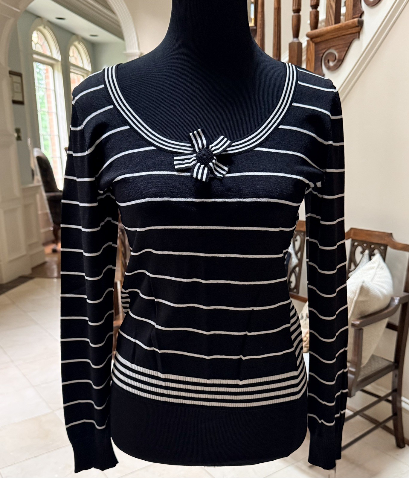 WORTH Black/White Striped Knit L/S Pullover Top Fabric Rosette Pin Sz M – EUC