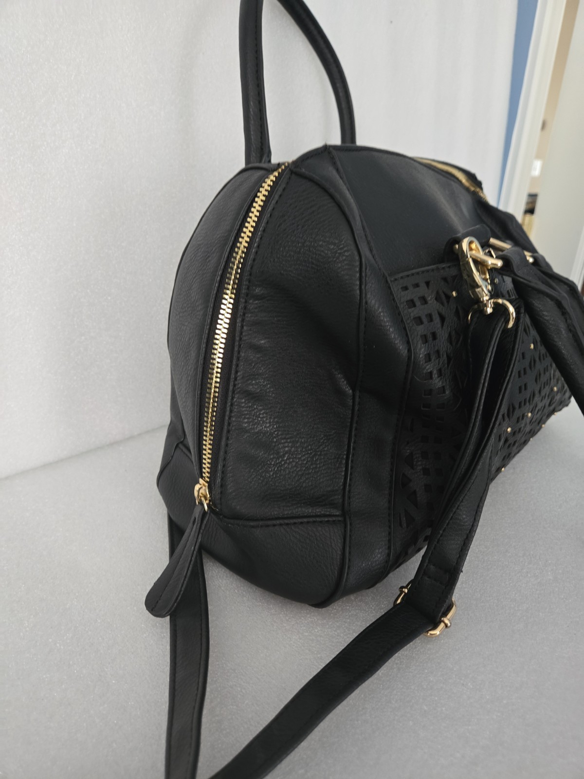 Apt. 9 Black Shoulder Bag Zipper Golden Accents Adjustable Strap Outer Pockets