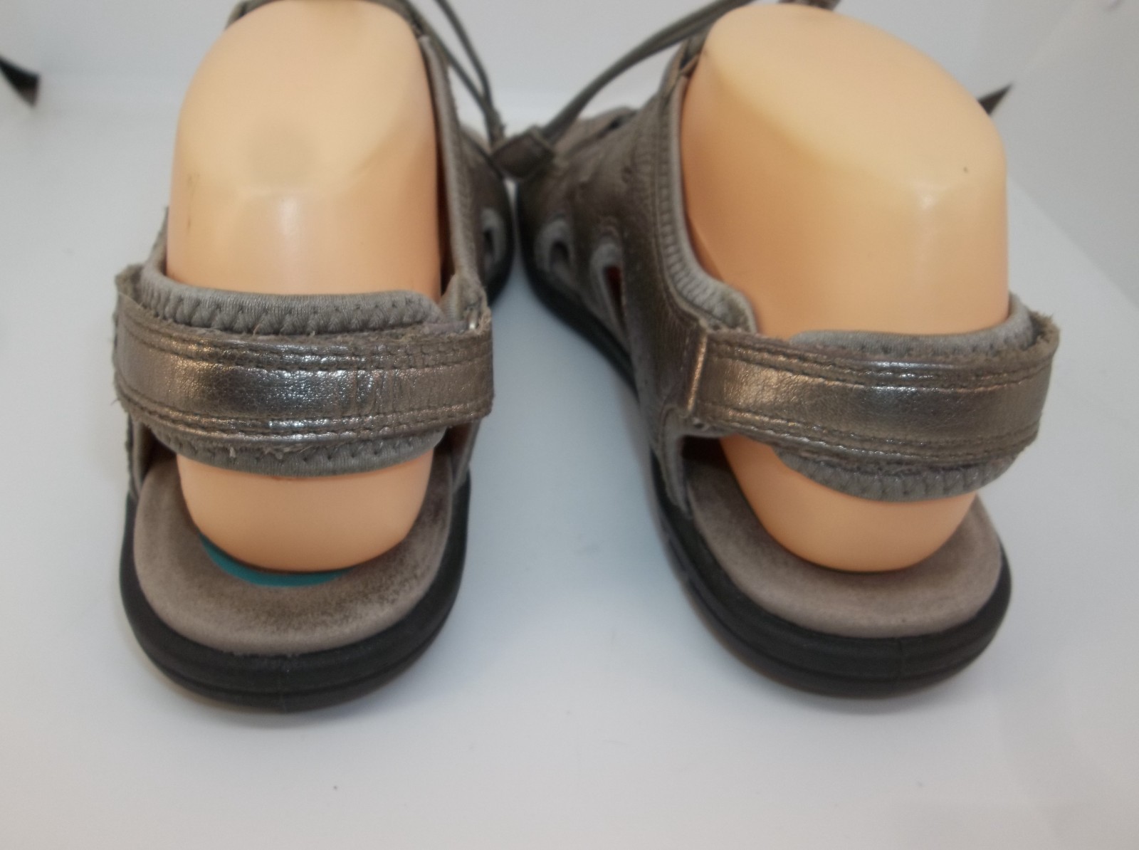 ECCO WOMENS SILVER METALLIC BLUMA TOGGLE GLADIATOR SANDAL SIZE 8 LEATHER
