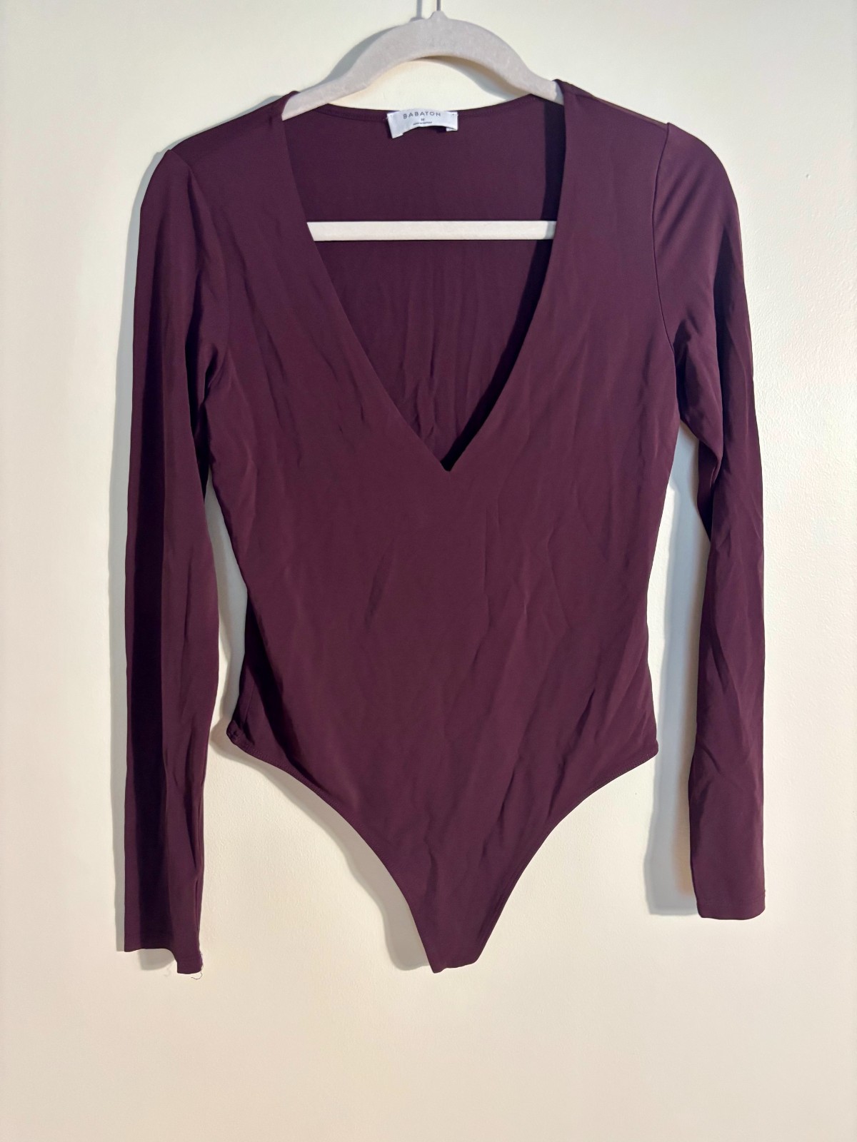 Babaton by Aritzia – Contour V-Neck Longsleeve Deep Bodysuit – Burgundy sz M