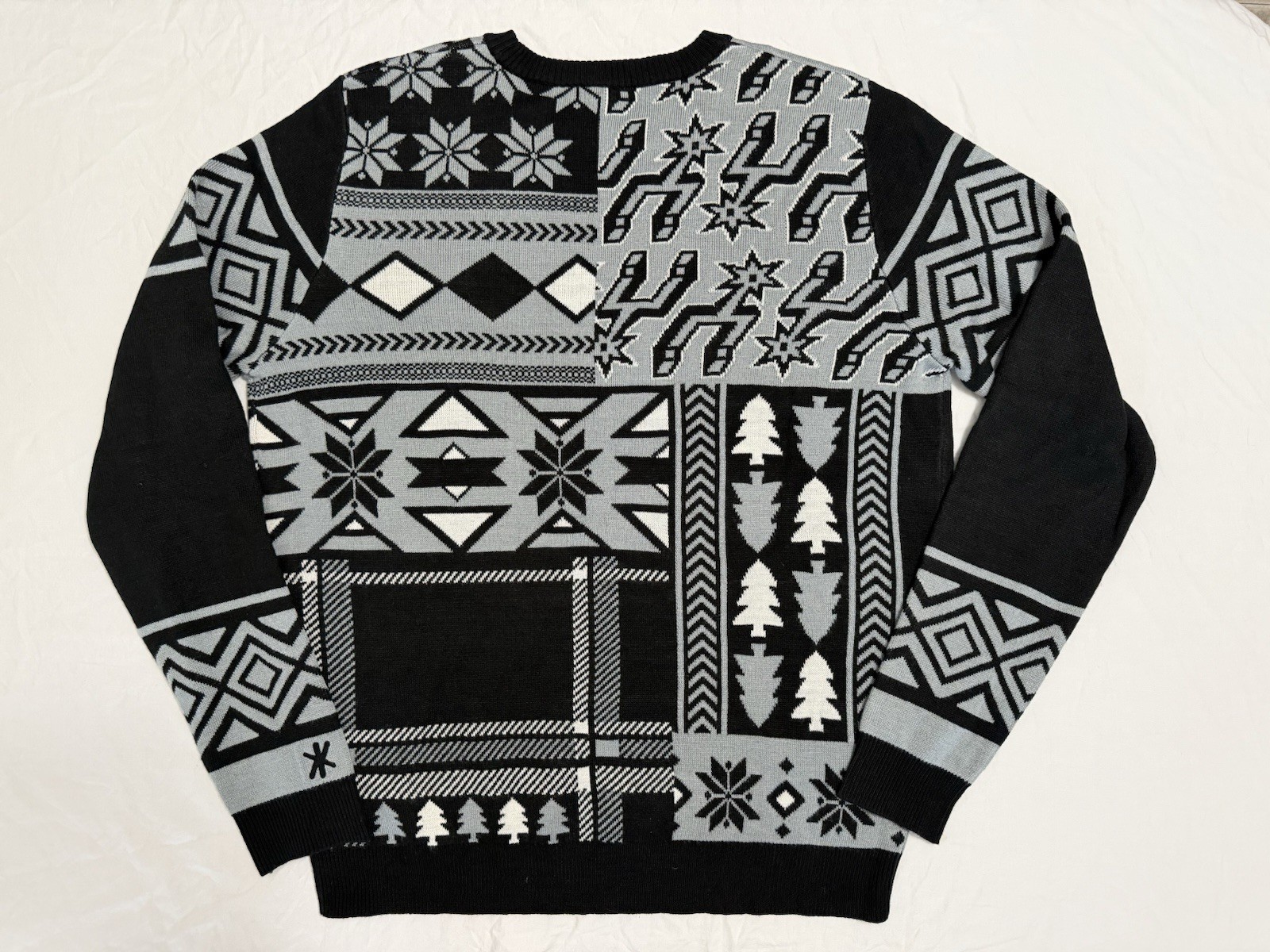 – SAN ANTONIO SPURS – Ugly Christmas Sweater Men’s Large Patchwork Holiday Knit