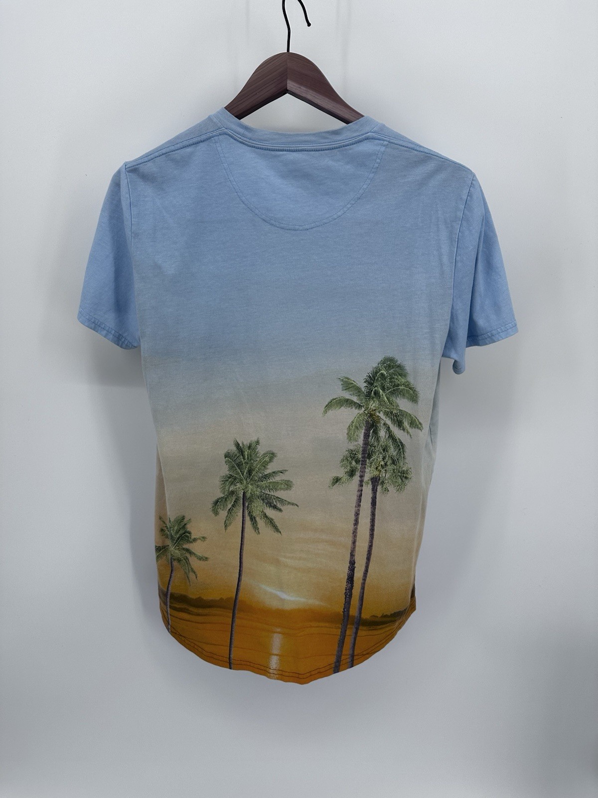 Hollister T-shirt Men’s Size M Beach sunset Palm Tree Shirt Orange/Blue