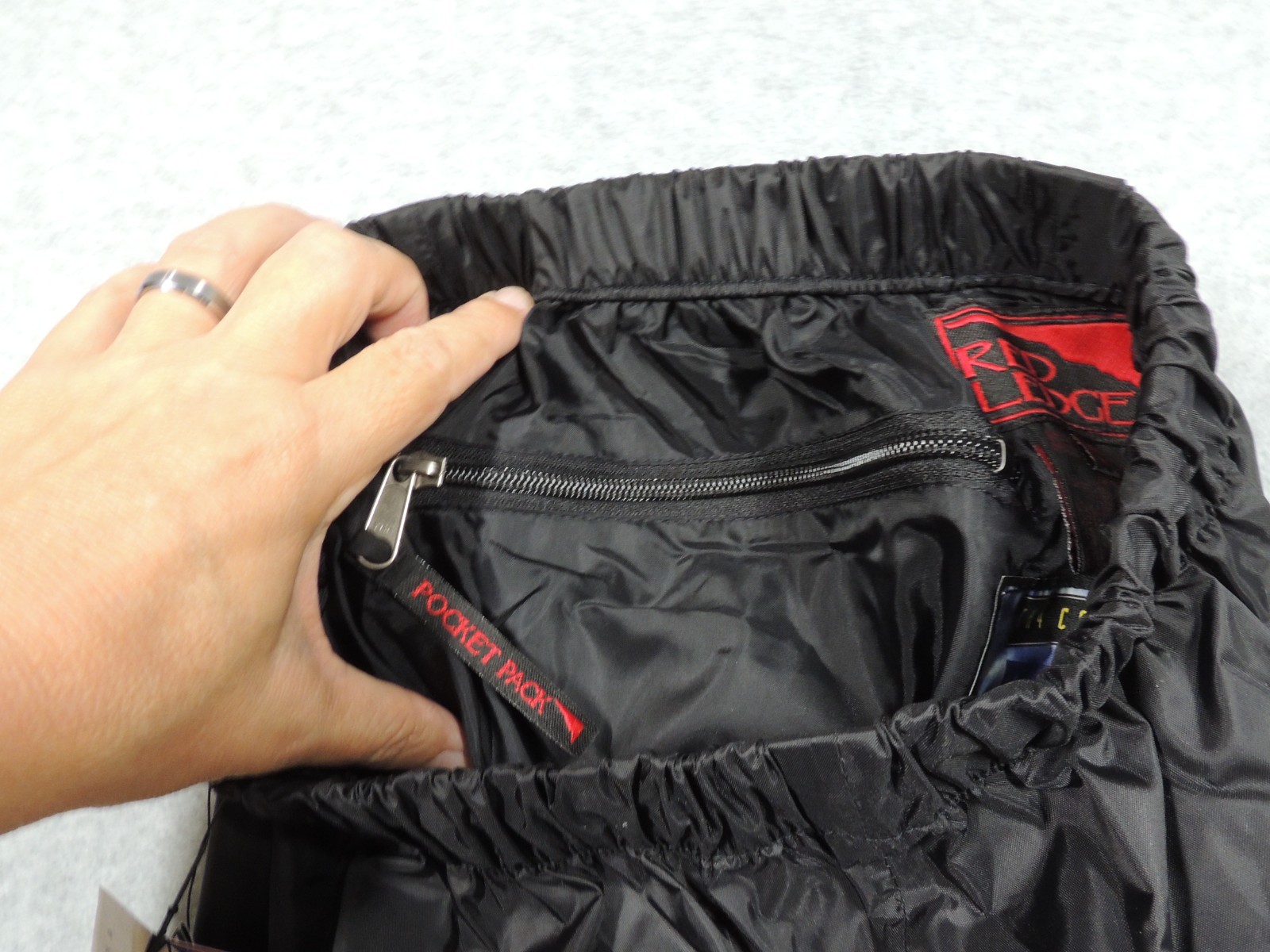 WOMENS MEDIUM RED LEDGE LIGHTWEIGHT WATERPROOF RAIN PANTS w/ STUFF PACK, BLACK
