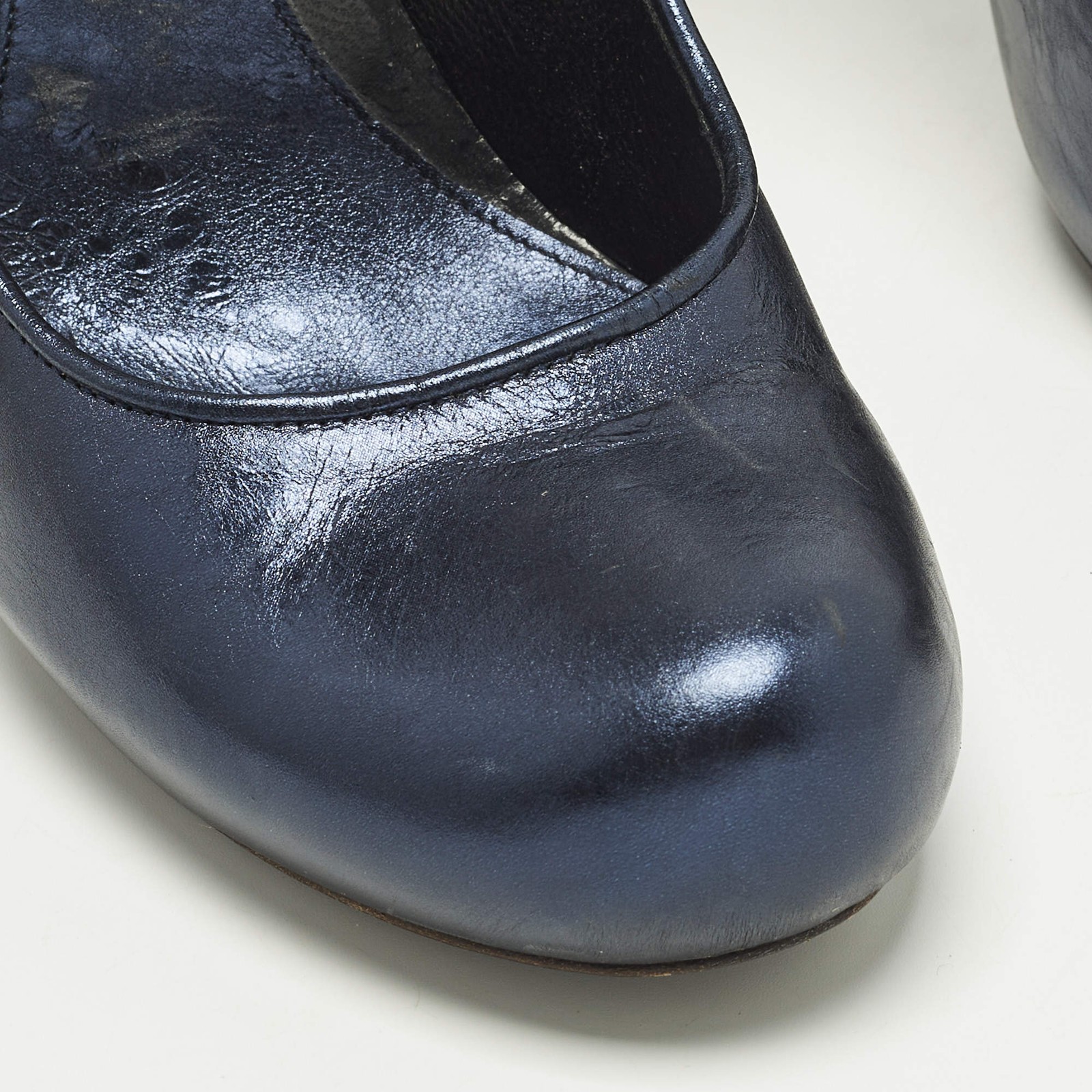 Alexander McQueen Size 38.5 Metallic Blue Foil Leather Round Pumps