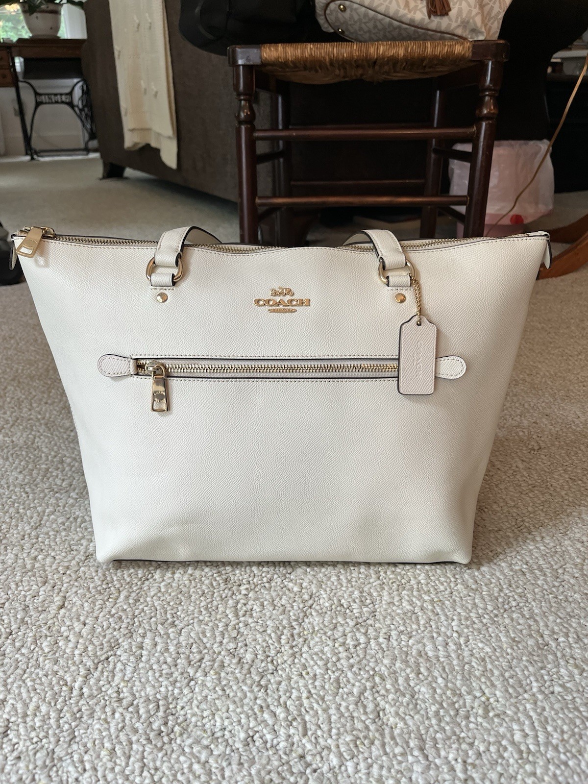Coach Gallery Tote, White in color, A2039 F79608 Excellent Condition.
